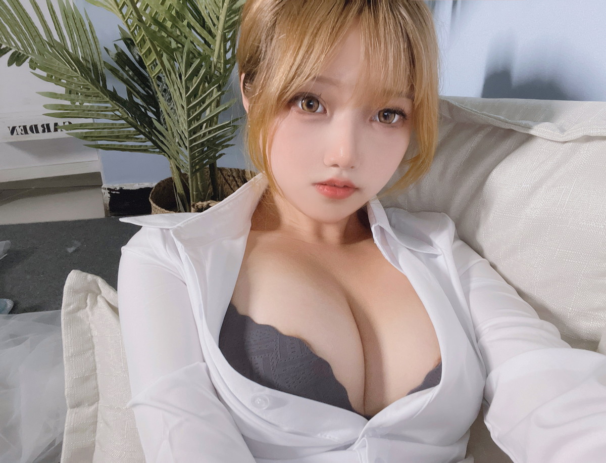 xgyw.top_网络美女Eloise软软OL主题性感白T配黑短裙半脱露超薄无内黑丝秀翘臀诱惑写真101P