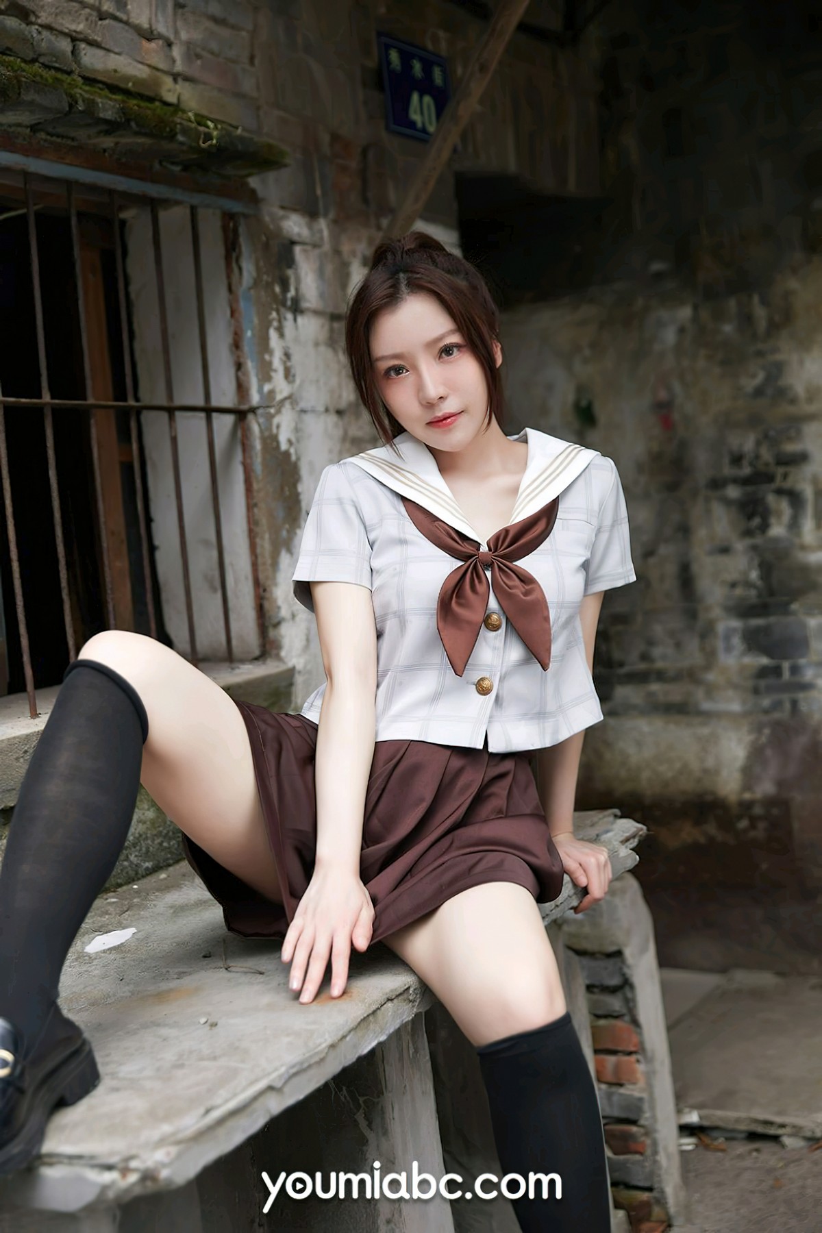 xgyw.top_[YouMi尤蜜]Vol.862_模特白亦户外性感JK制服半脱秀白嫩肌肤性感美腿迷人写真24P