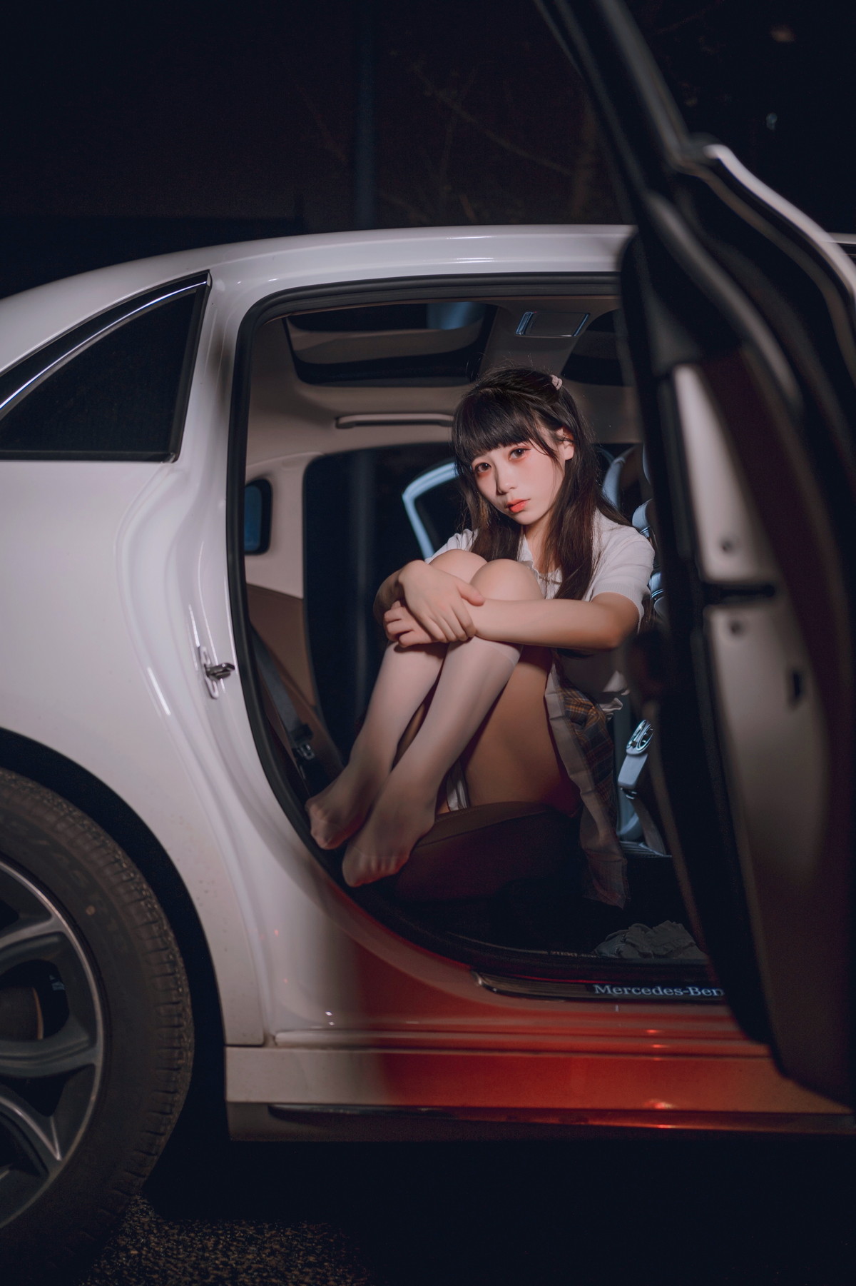 xgyw.top_网络美女Usejan奔驰主题户外豪车里脱性感白T露粉色内衣秀完美身材诱惑写真40P
