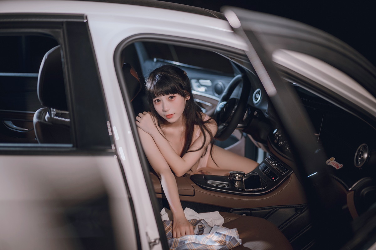 xgyw.top_网络美女Usejan奔驰主题户外豪车里脱性感白T露粉色内衣秀完美身材诱惑写真40P