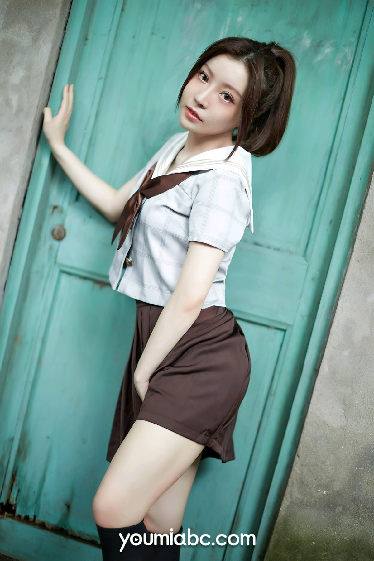 xgyw.top_[YouMi尤蜜]Vol.862_模特白亦户外性感JK制服半脱秀白嫩肌肤性感美腿迷人写真24P