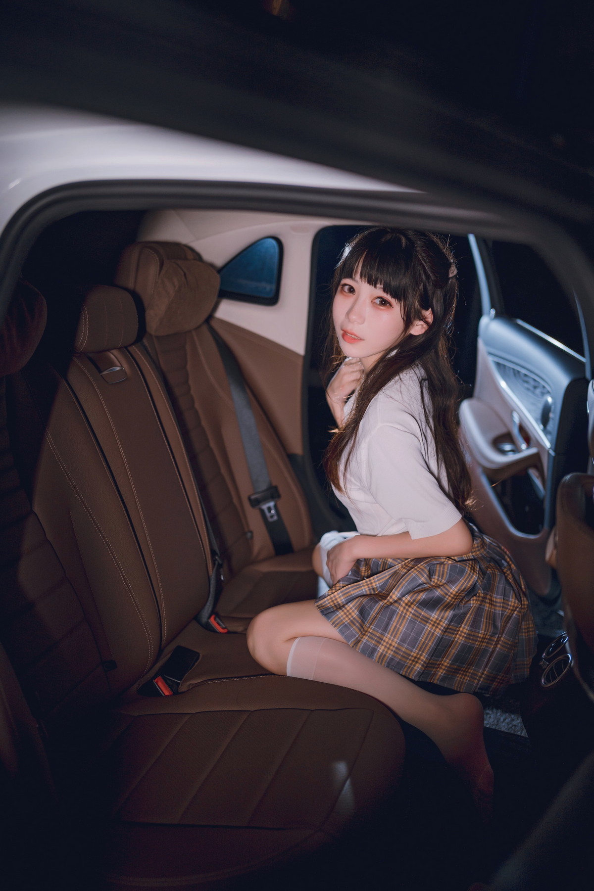 xgyw.top_网络美女Usejan奔驰主题户外豪车里脱性感白T露粉色内衣秀完美身材诱惑写真40P