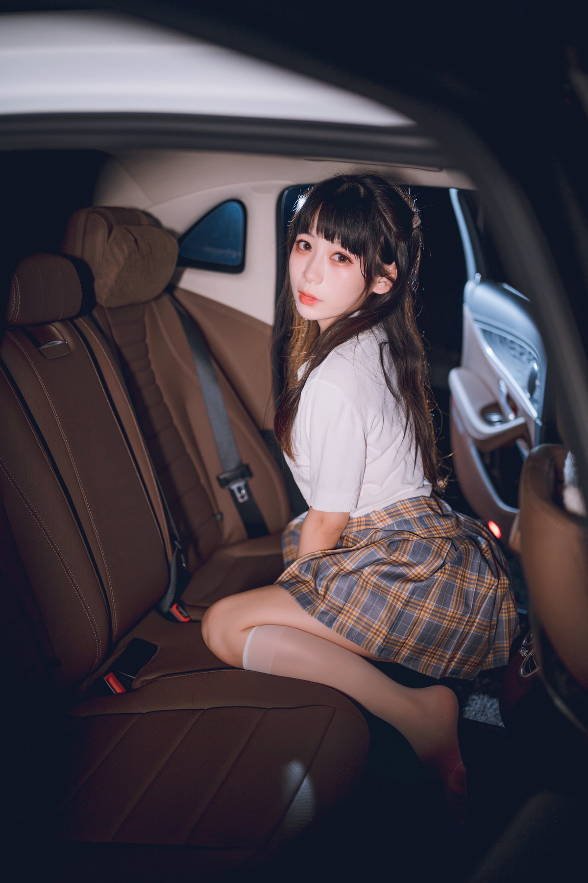 xgyw.top_网络美女Usejan奔驰主题户外豪车里脱性感白T露粉色内衣秀完美身材诱惑写真40P