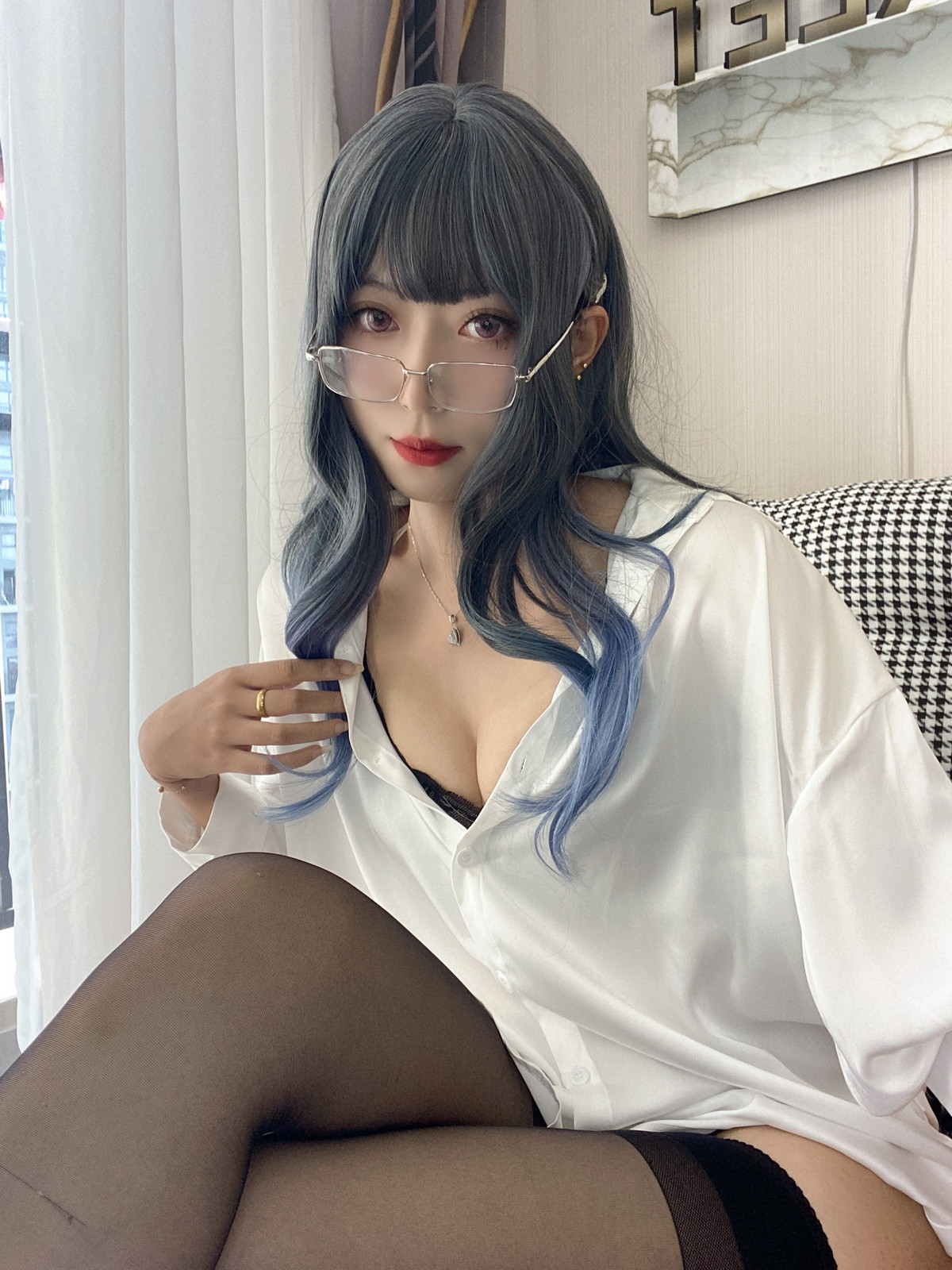 xgyw.top_动漫博主Money冷冷衬衫裙主题私房性感白衬衫配黑丝吊袜秀翘臀美腿诱惑写真84P