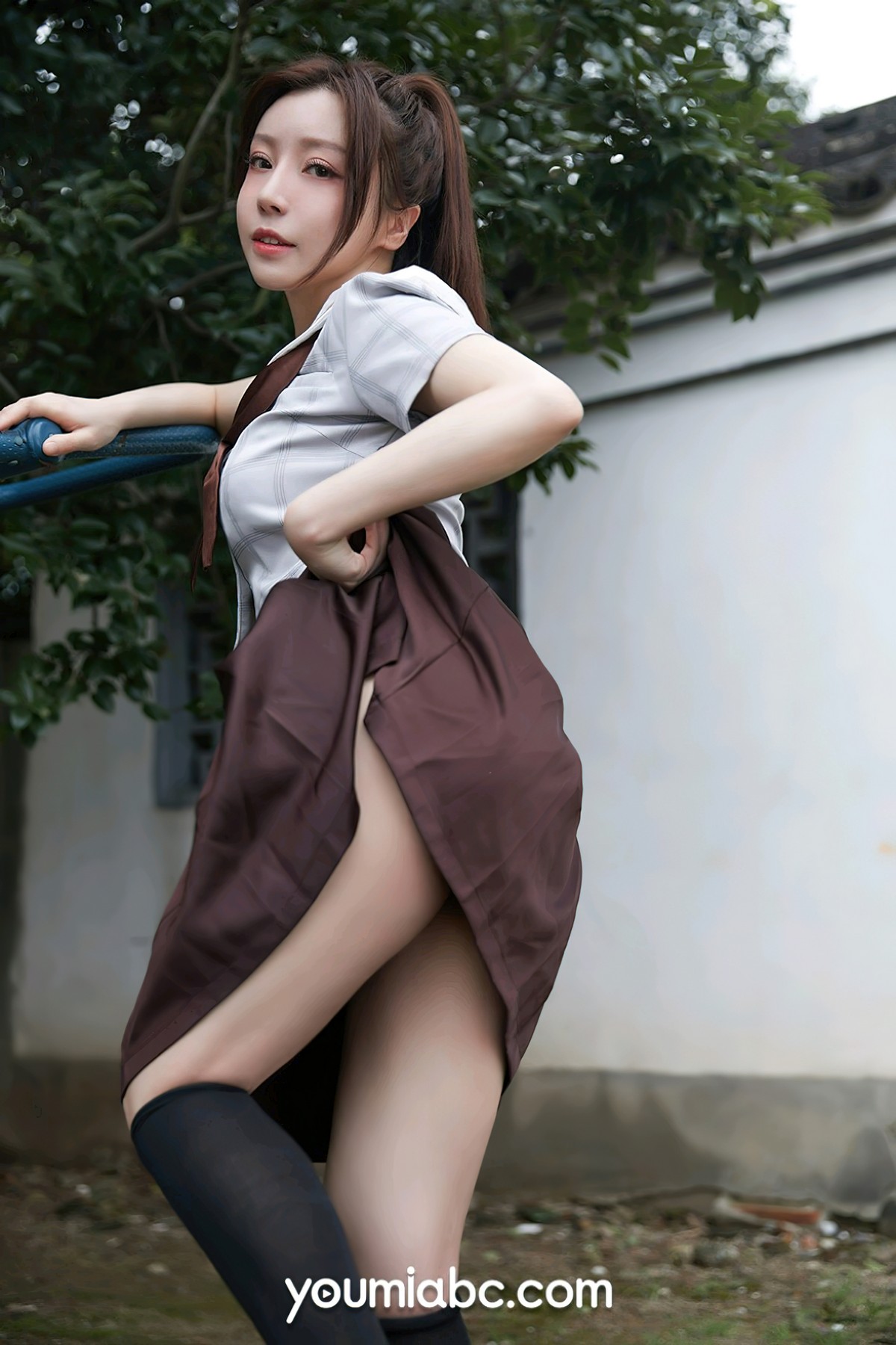 xgyw.top_[YouMi尤蜜]Vol.862_模特白亦户外性感JK制服半脱秀白嫩肌肤性感美腿迷人写真24P
