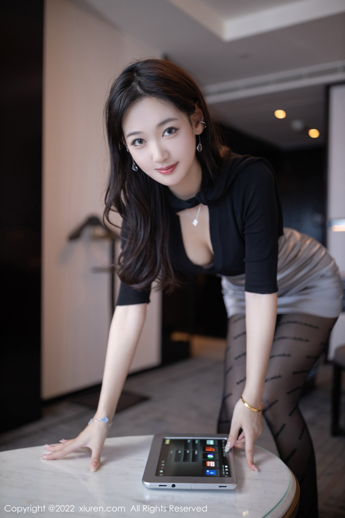 xgyw.top_XiuRen第5887期_模特唐安琪秘书角色黑色收身衣配银色短裙秀曼妙身姿诱惑写真78P