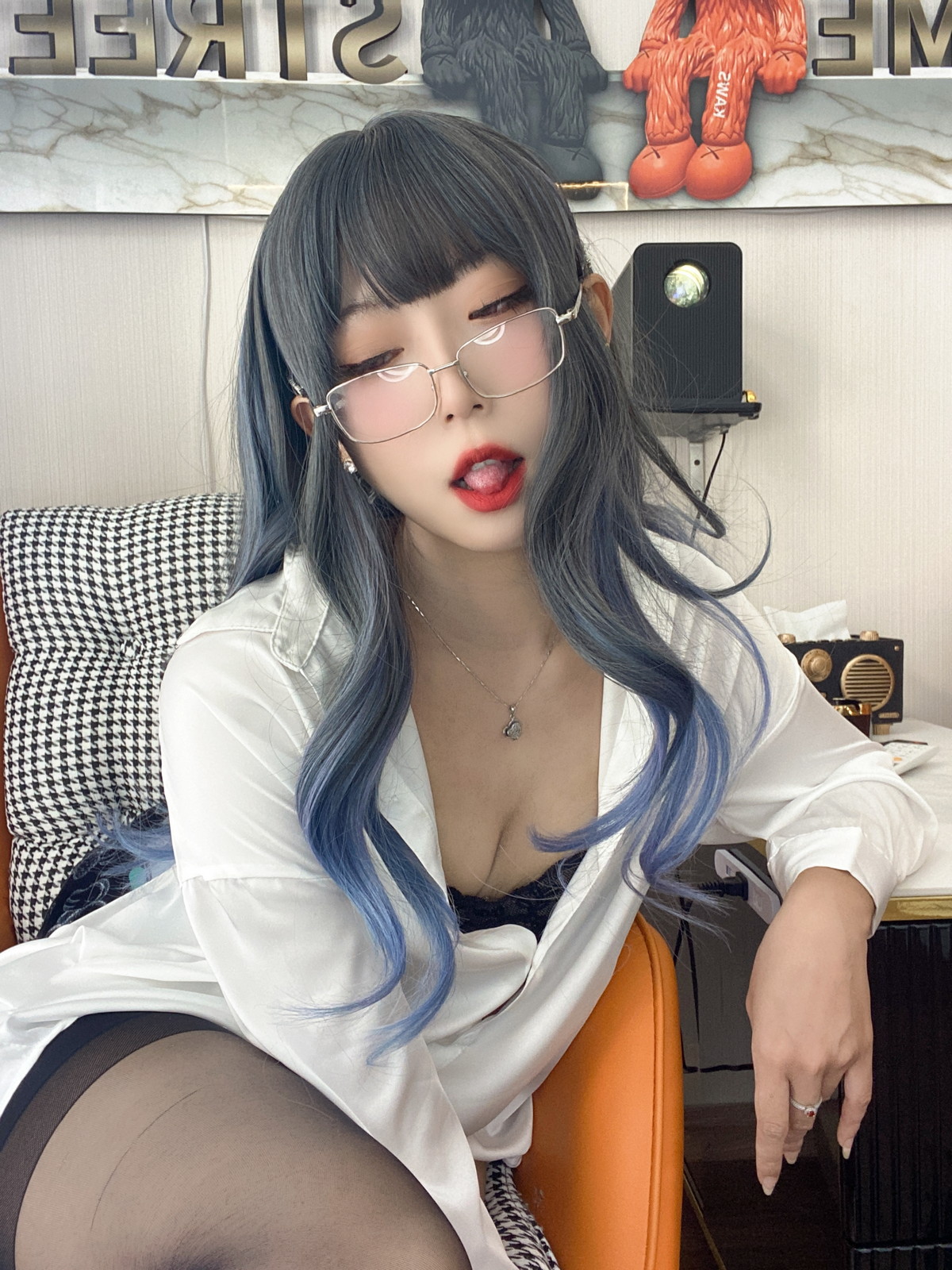 xgyw.top_动漫博主Money冷冷衬衫裙主题私房性感白衬衫配黑丝吊袜秀翘臀美腿诱惑写真84P