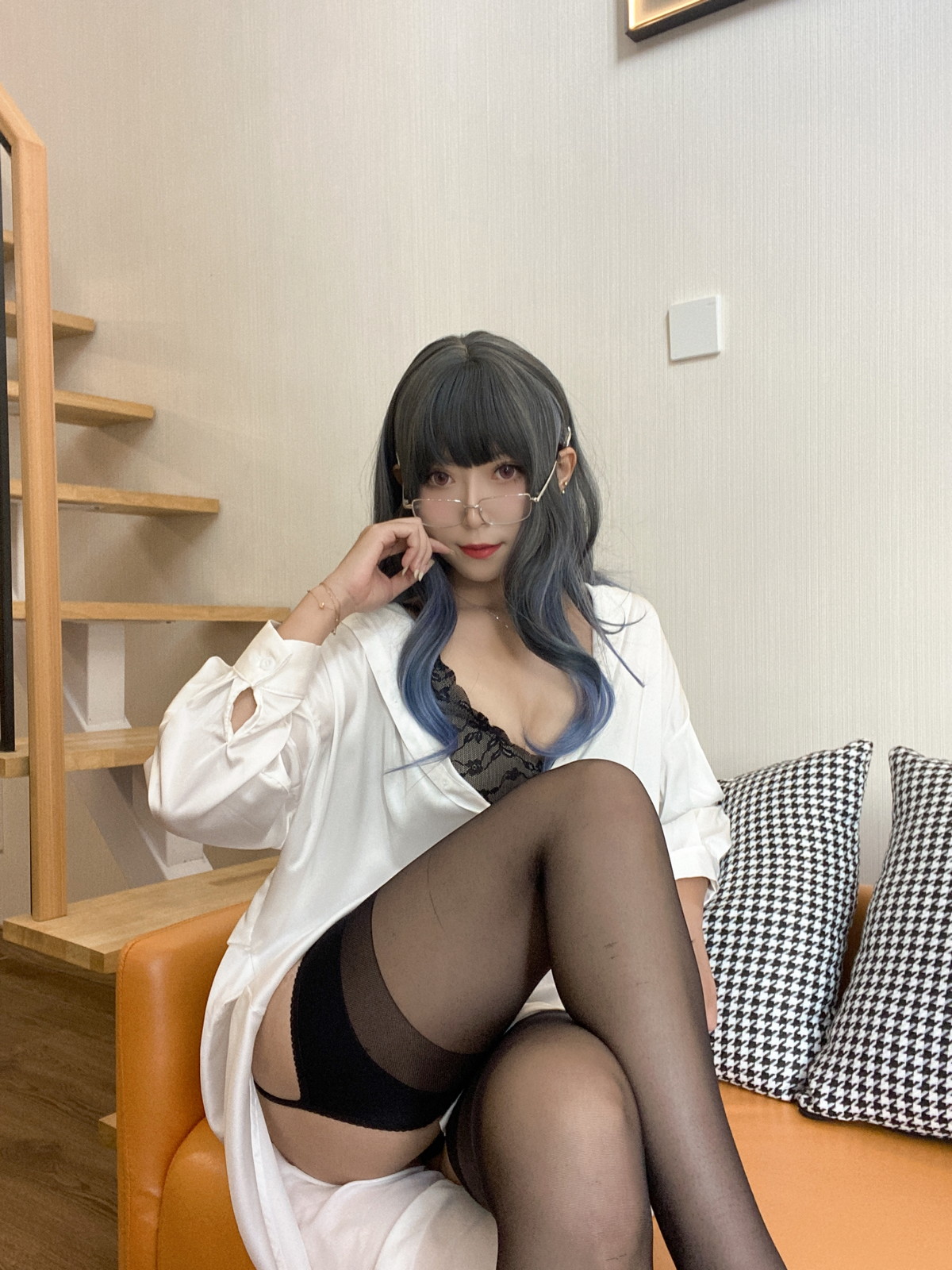 xgyw.top_动漫博主Money冷冷衬衫裙主题私房性感白衬衫配黑丝吊袜秀翘臀美腿诱惑写真84P