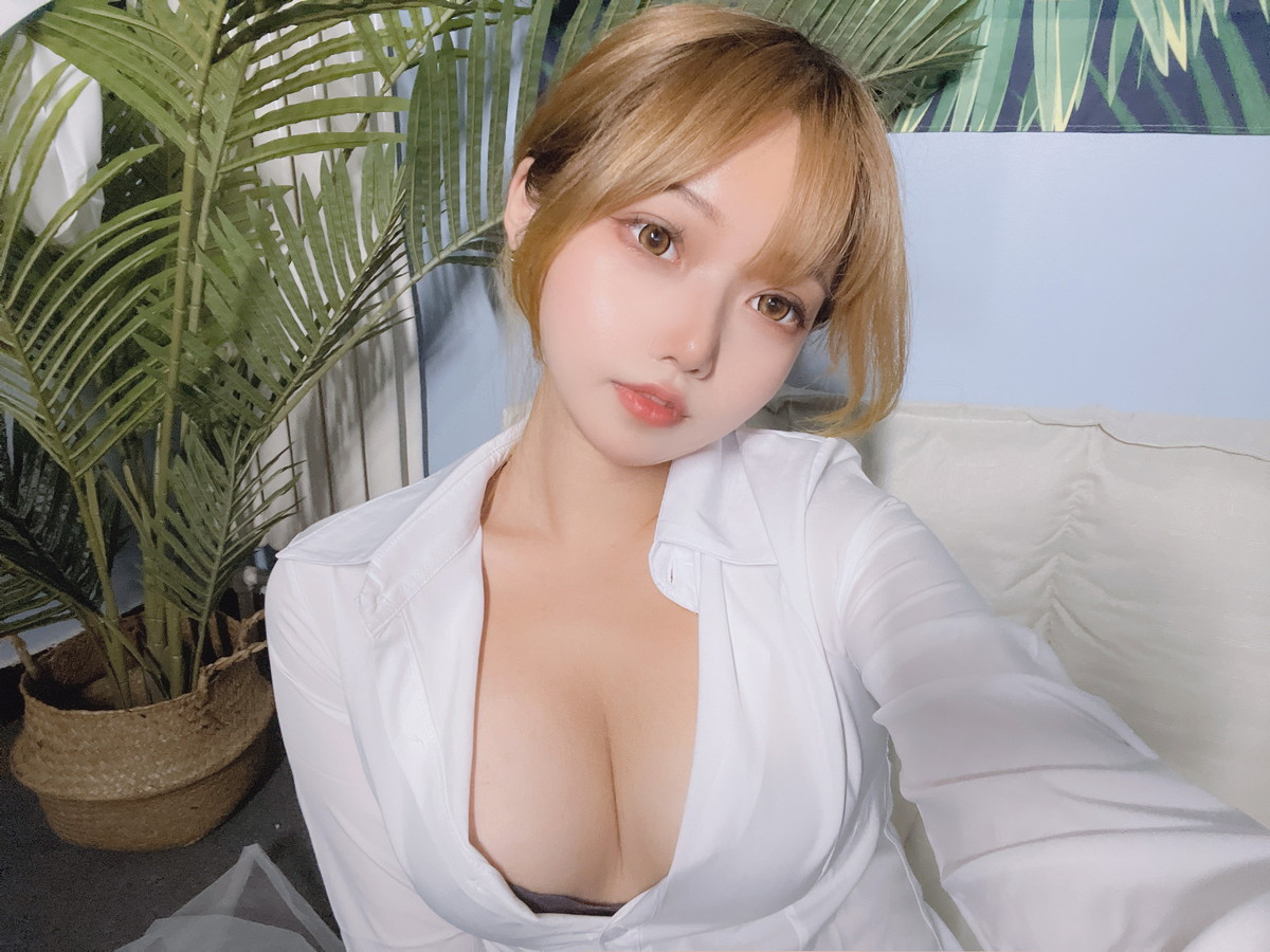 xgyw.top_网络美女Eloise软软OL主题性感白T配黑短裙半脱露超薄无内黑丝秀翘臀诱惑写真101P