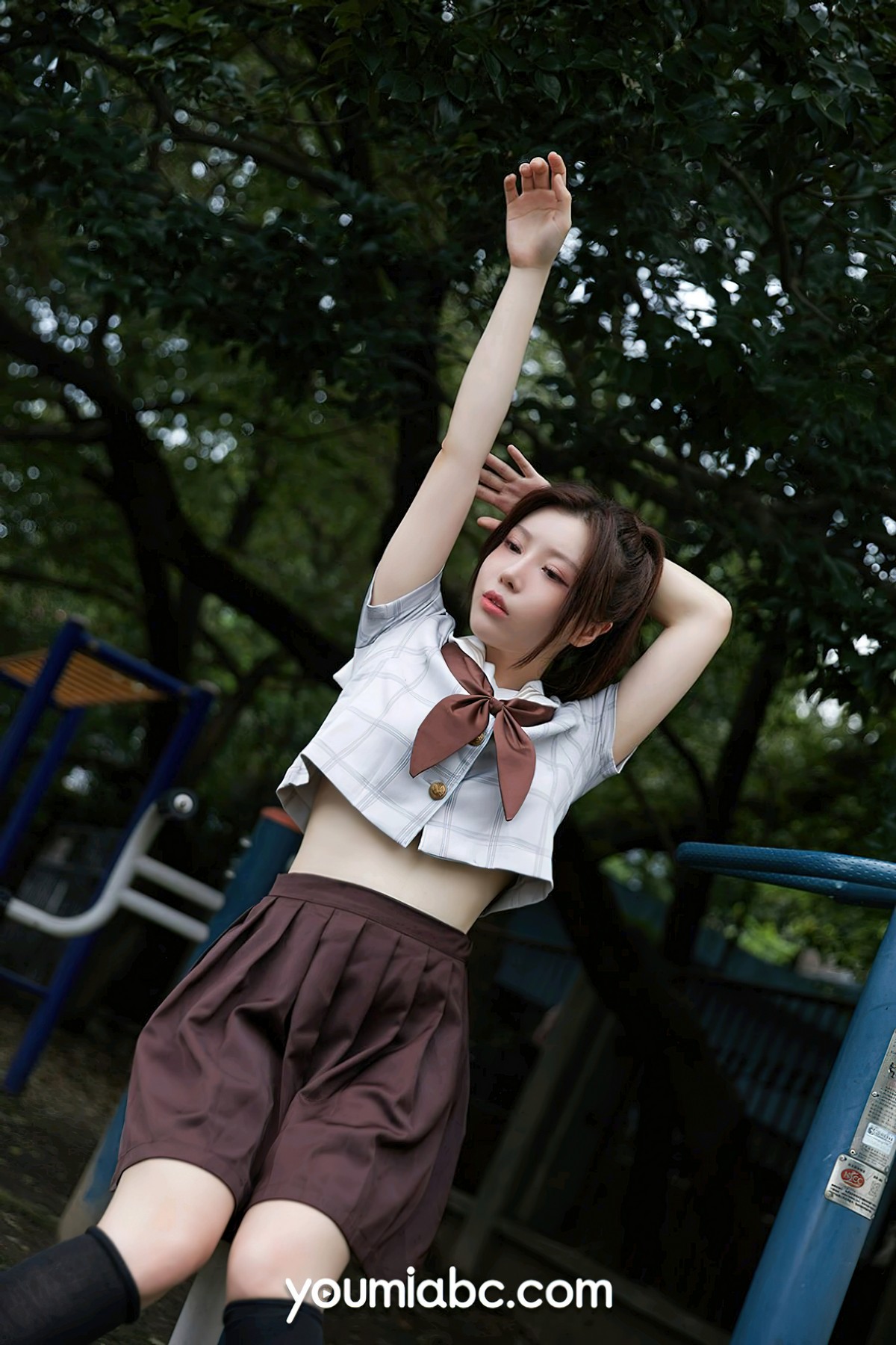 xgyw.top_[YouMi尤蜜]Vol.862_模特白亦户外性感JK制服半脱秀白嫩肌肤性感美腿迷人写真24P