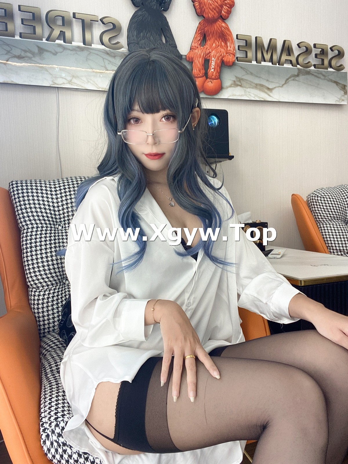 xgyw.top_动漫博主Money冷冷衬衫裙主题私房性感白衬衫配黑丝吊袜秀翘臀美腿诱惑写真84P