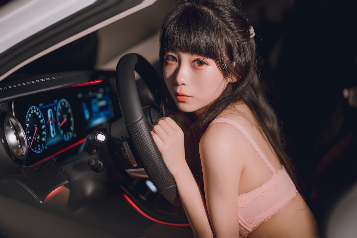 xgyw.top_网络美女Usejan奔驰主题户外豪车里脱性感白T露粉色内衣秀完美身材诱惑写真40P