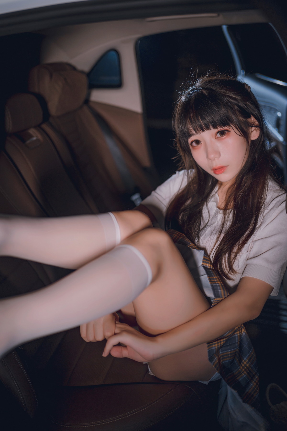 xgyw.top_网络美女Usejan奔驰主题户外豪车里脱性感白T露粉色内衣秀完美身材诱惑写真40P