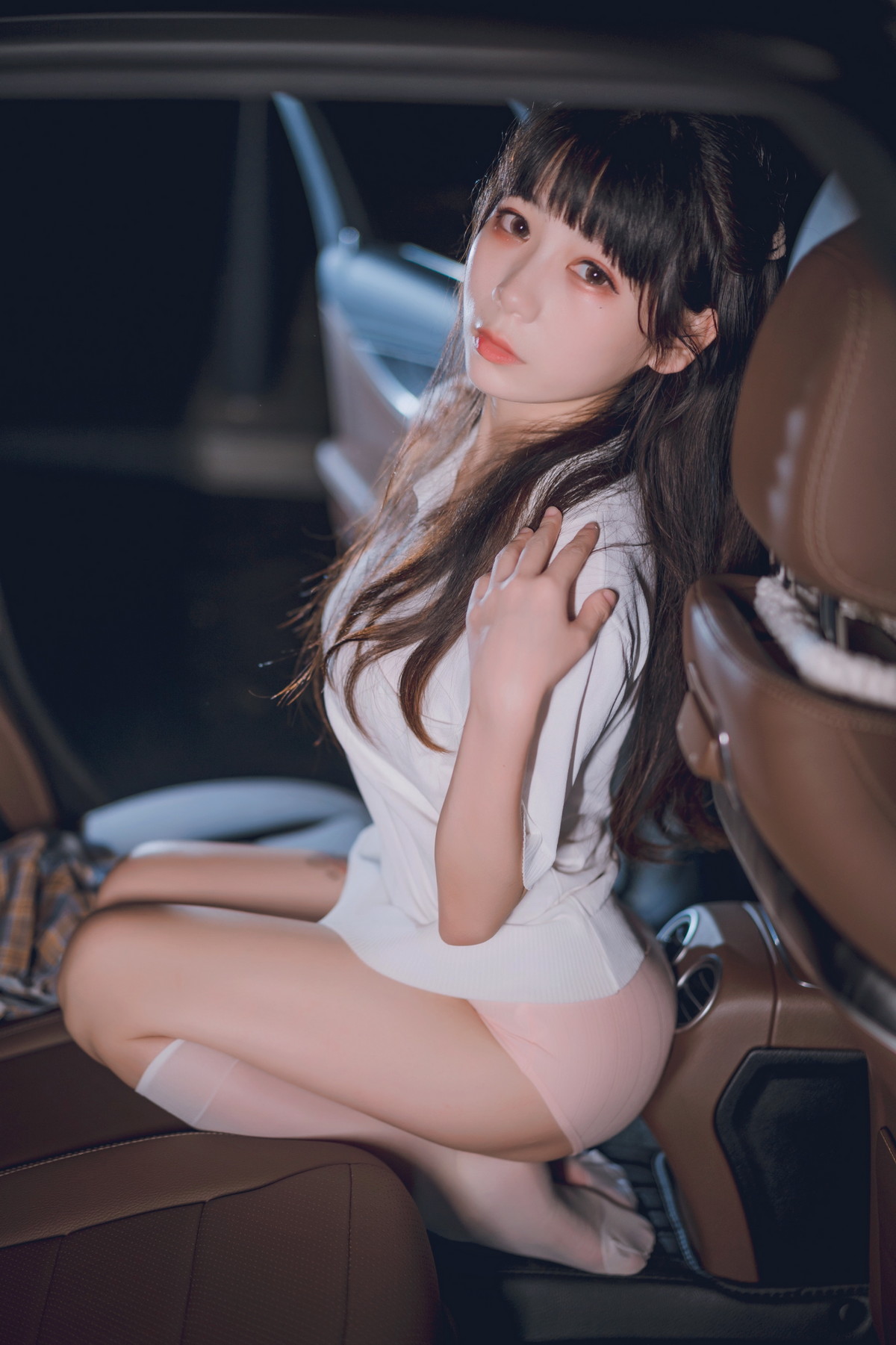 xgyw.top_网络美女Usejan奔驰主题户外豪车里脱性感白T露粉色内衣秀完美身材诱惑写真40P