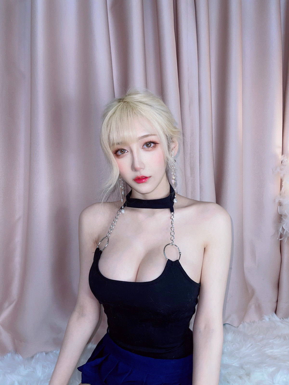 xgyw.top_人气Coser啾小妍金发芭比主题性感黑色低胸上衣配超短裙秀翘臀美腿撩人诱惑写真40P