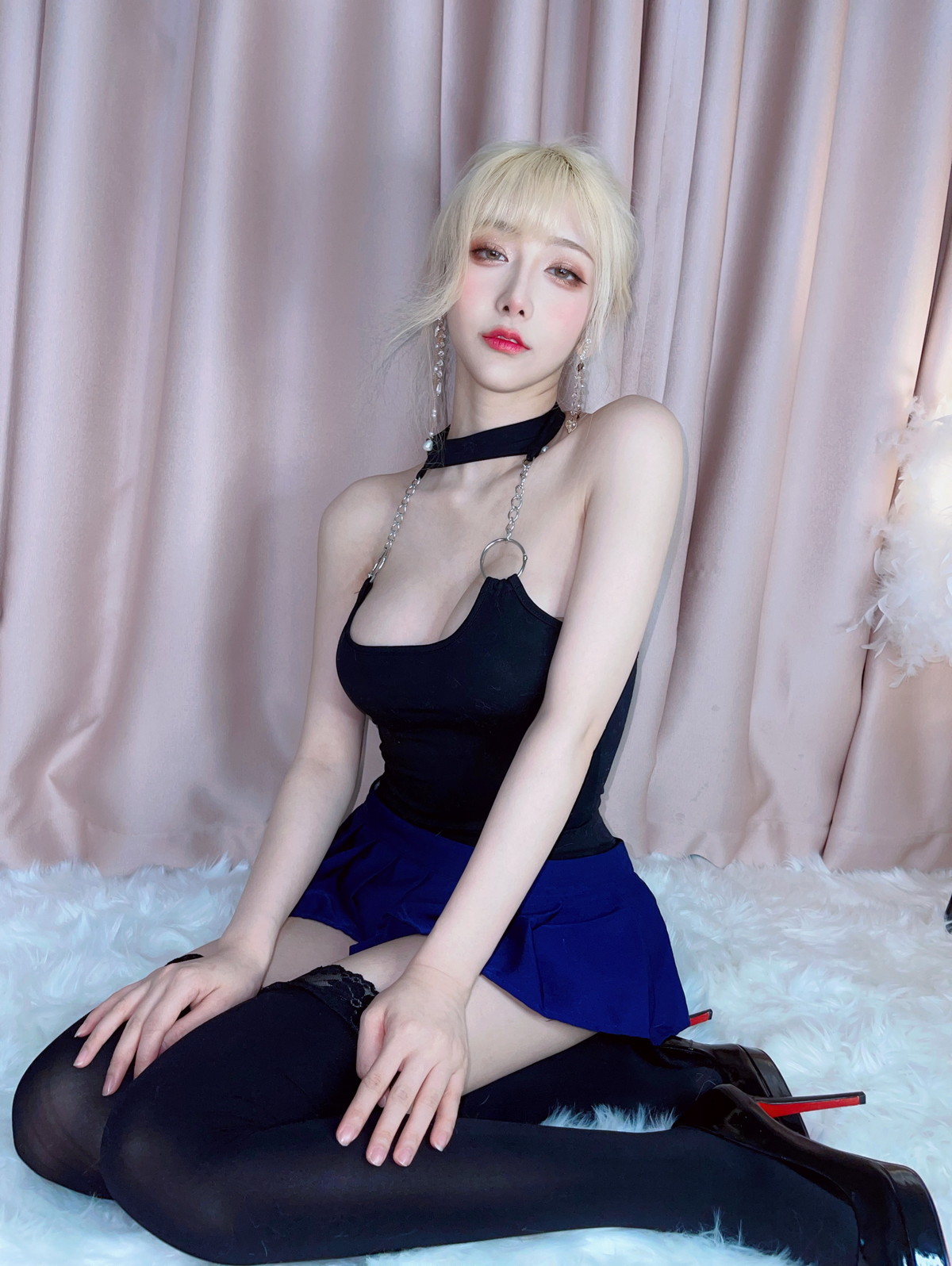xgyw.top_人气Coser啾小妍金发芭比主题性感黑色低胸上衣配超短裙秀翘臀美腿撩人诱惑写真40P