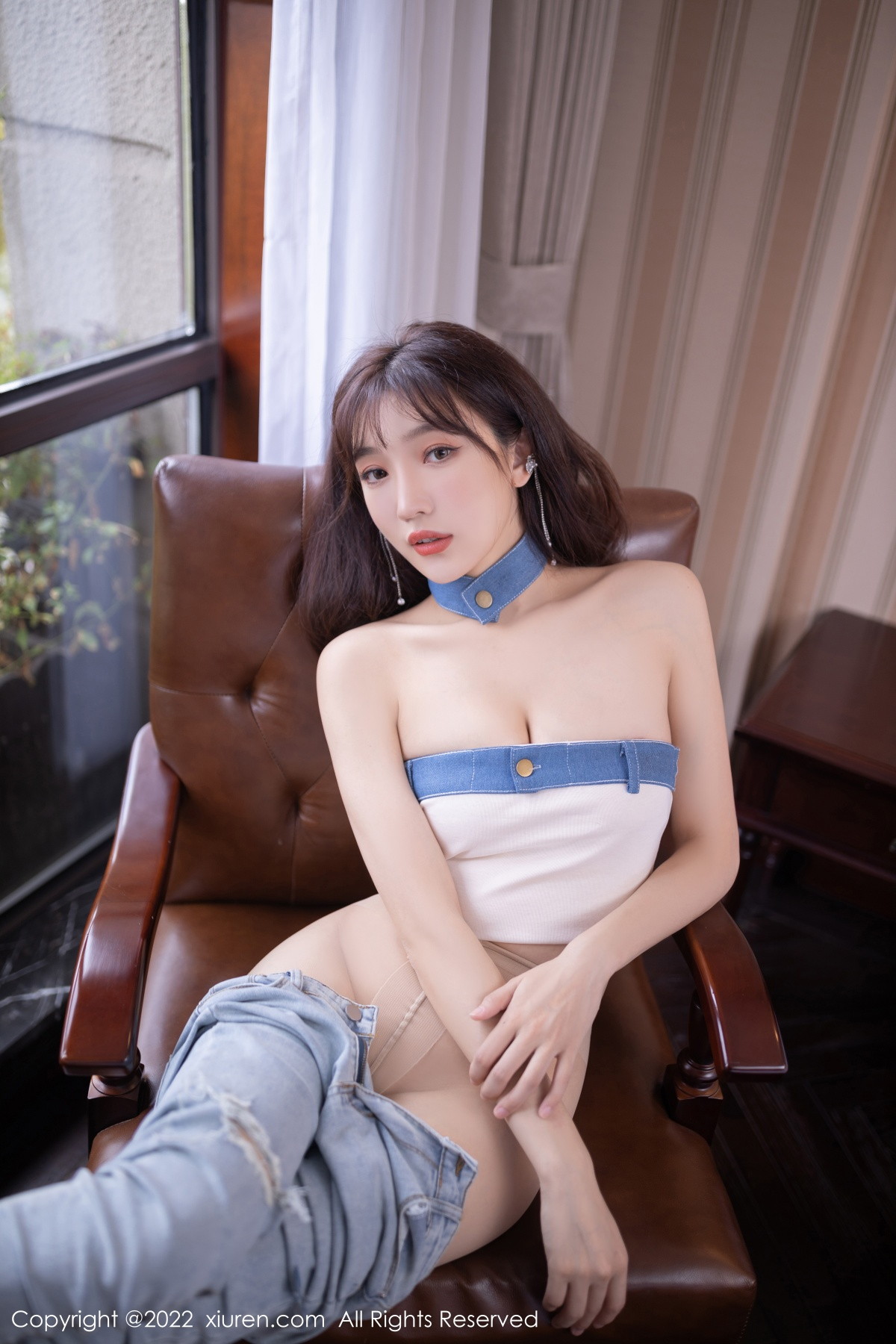 xgyw.top_XiuRen第5908期_模特陆萱萱北京旅拍半脱牛仔裤露超薄无内肉丝秀翘臀诱惑写真77P