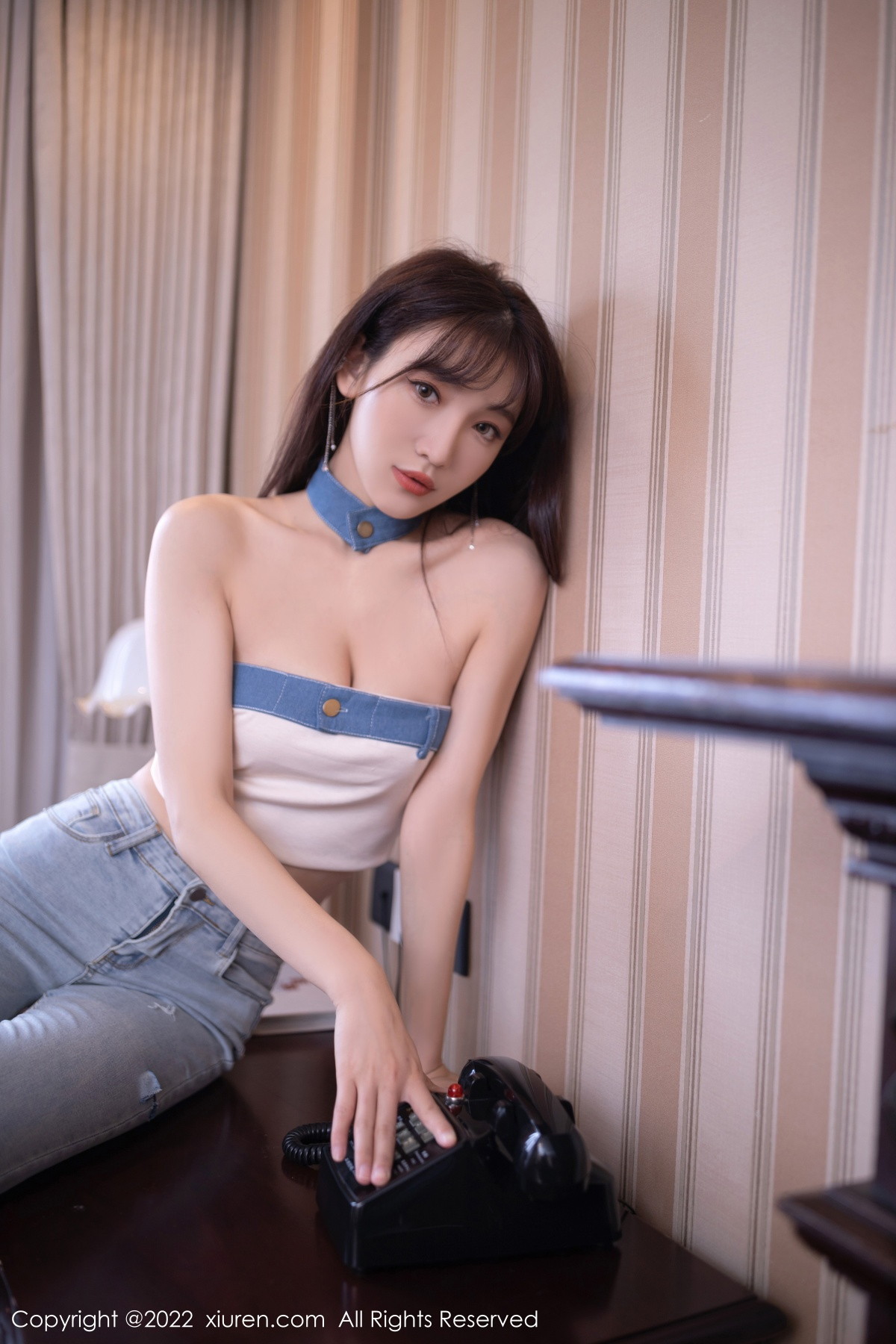 xgyw.top_XiuRen第5908期_模特陆萱萱北京旅拍半脱牛仔裤露超薄无内肉丝秀翘臀诱惑写真77P
