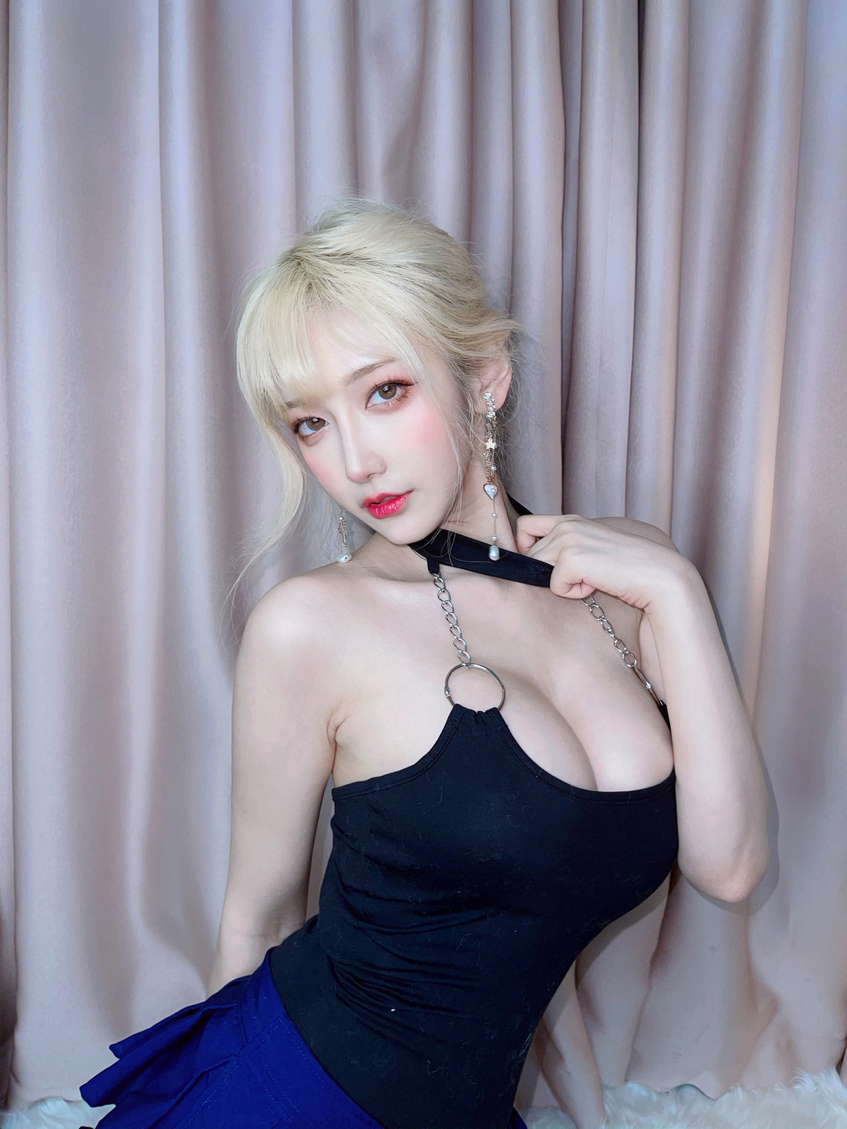 xgyw.top_人气Coser啾小妍金发芭比主题性感黑色低胸上衣配超短裙秀翘臀美腿撩人诱惑写真40P