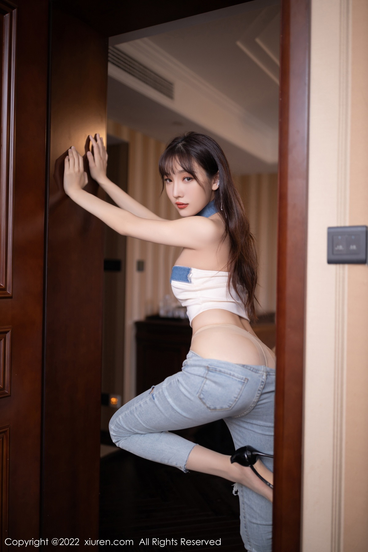xgyw.top_XiuRen第5908期_模特陆萱萱北京旅拍半脱牛仔裤露超薄无内肉丝秀翘臀诱惑写真77P