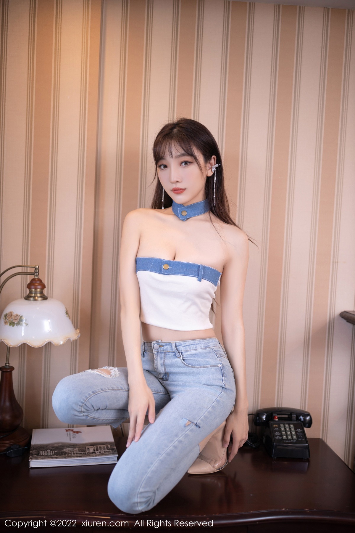 xgyw.top_XiuRen第5908期_模特陆萱萱北京旅拍半脱牛仔裤露超薄无内肉丝秀翘臀诱惑写真77P