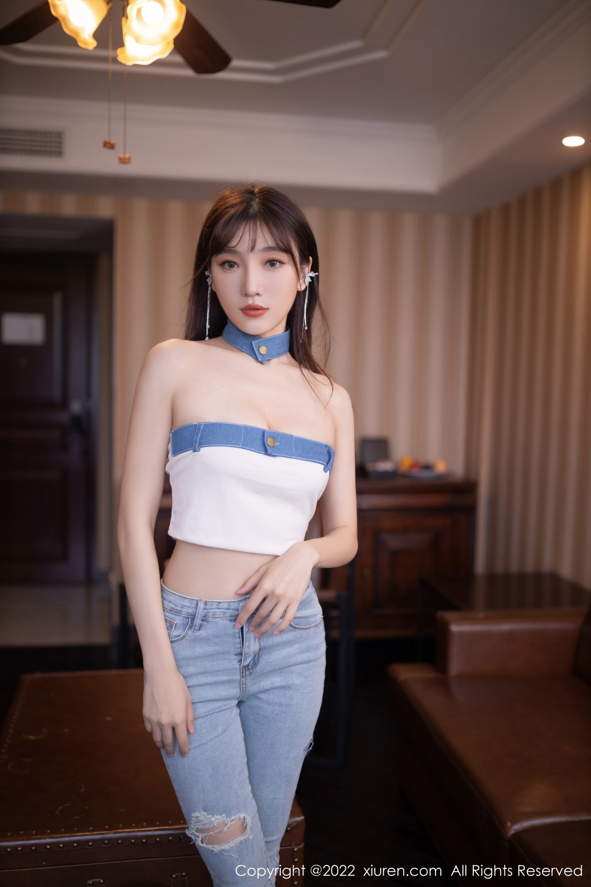 xgyw.top_XiuRen第5908期_模特陆萱萱北京旅拍半脱牛仔裤露超薄无内肉丝秀翘臀诱惑写真77P