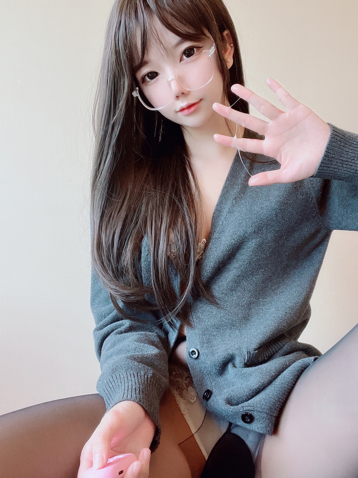 xgyw.top_网络美女莉犬酱黑丝白蕾丝主题眼镜美少女白色蕾丝内衣配超薄黑丝迷人诱惑写真51P