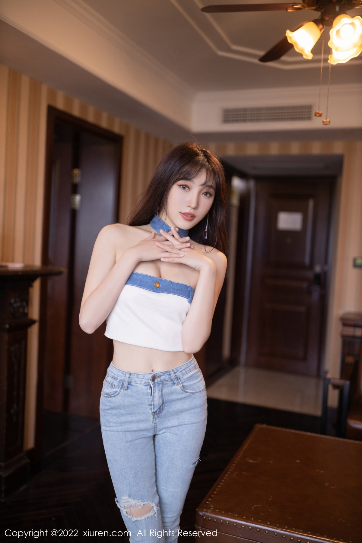 xgyw.top_XiuRen第5908期_模特陆萱萱北京旅拍半脱牛仔裤露超薄无内肉丝秀翘臀诱惑写真77P