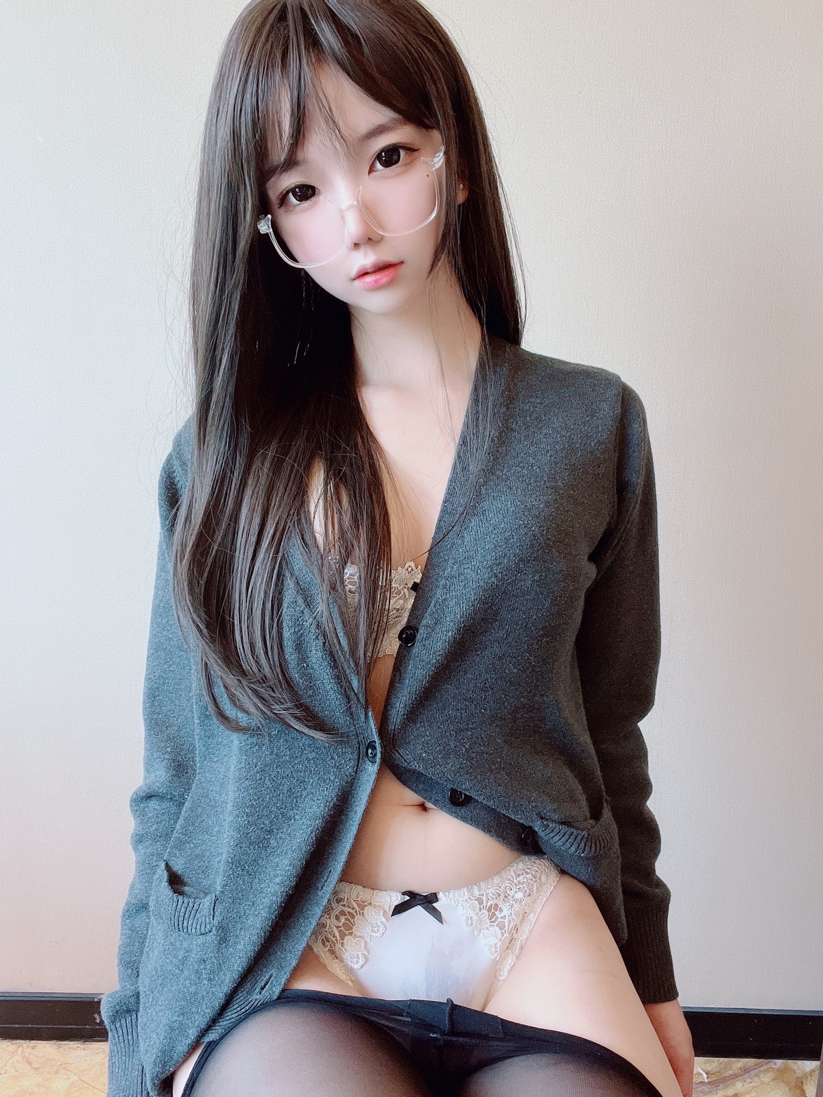 xgyw.top_网络美女莉犬酱黑丝白蕾丝主题眼镜美少女白色蕾丝内衣配超薄黑丝迷人诱惑写真51P