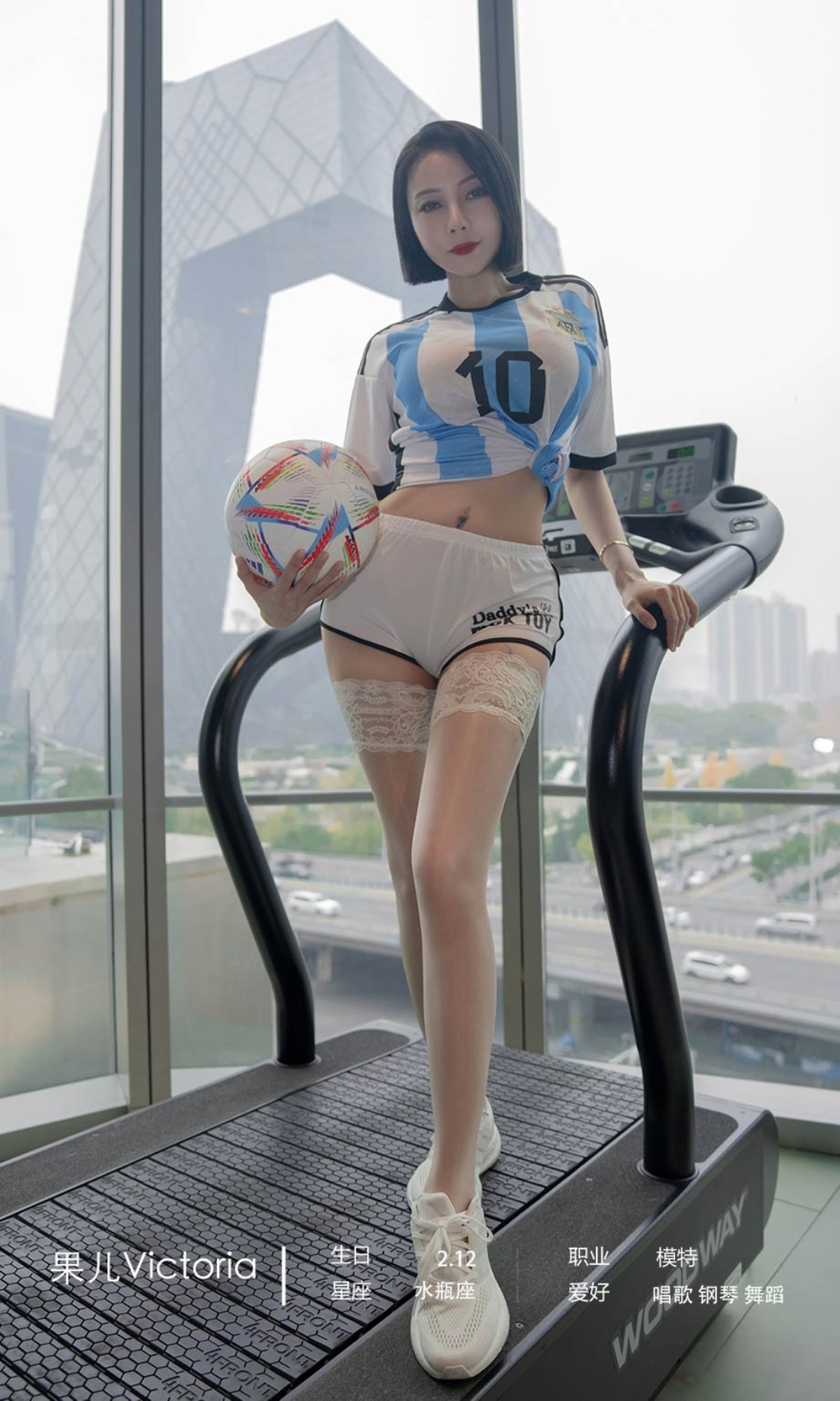 xgyw.top_[Ugirls爱尤物]No.2467_模特果儿Victoria共度世界杯主题运动球衣配蕾丝袜诱惑写真35P
