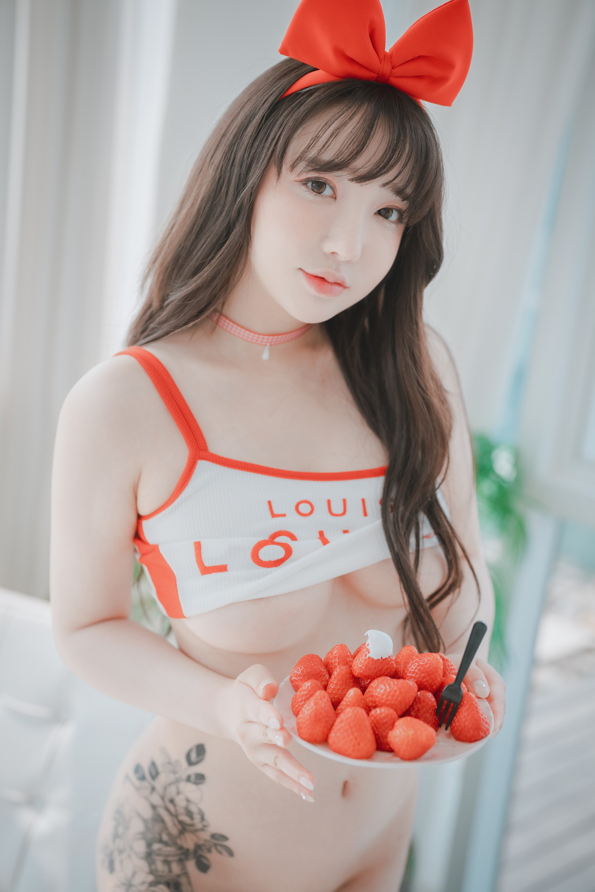 xgyw.top_[DJAWA]No.228_韩国模特Strawberry Girl主题私房性感红色百褶裙半撩露翘臀诱惑写真81P