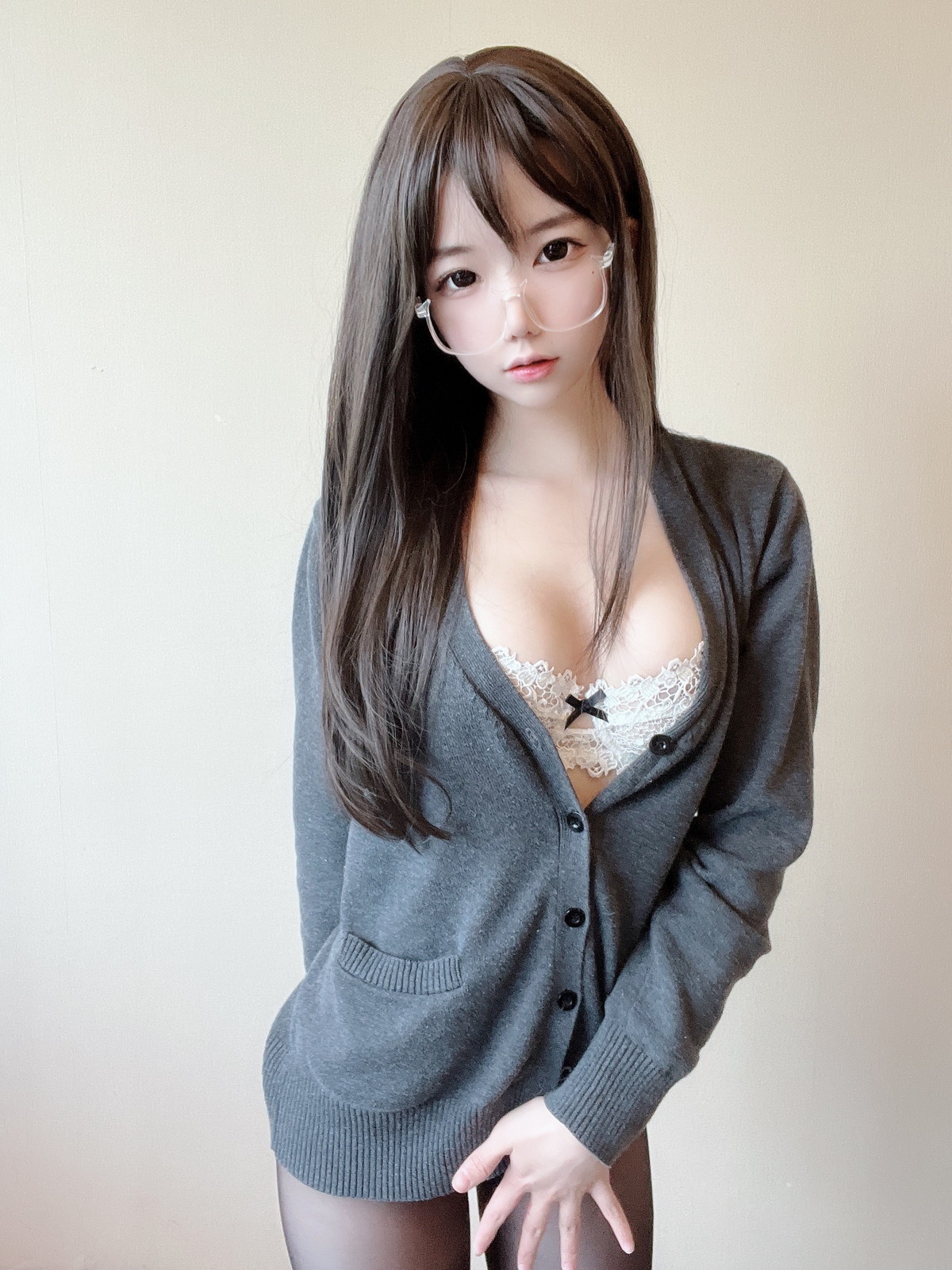 xgyw.top_网络美女莉犬酱黑丝白蕾丝主题眼镜美少女白色蕾丝内衣配超薄黑丝迷人诱惑写真51P