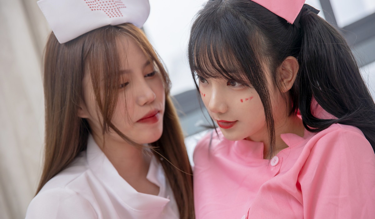 xgyw.top_网络美女豪歌护士学习资料主题私房性感多套护士装配白丝袜秀翘臀美腿诱惑写真100P