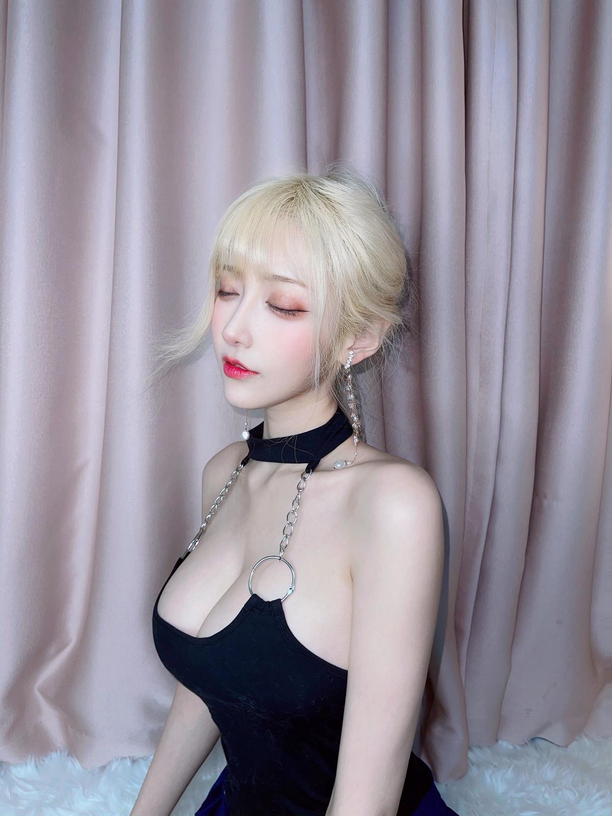 xgyw.top_人气Coser啾小妍金发芭比主题性感黑色低胸上衣配超短裙秀翘臀美腿撩人诱惑写真40P