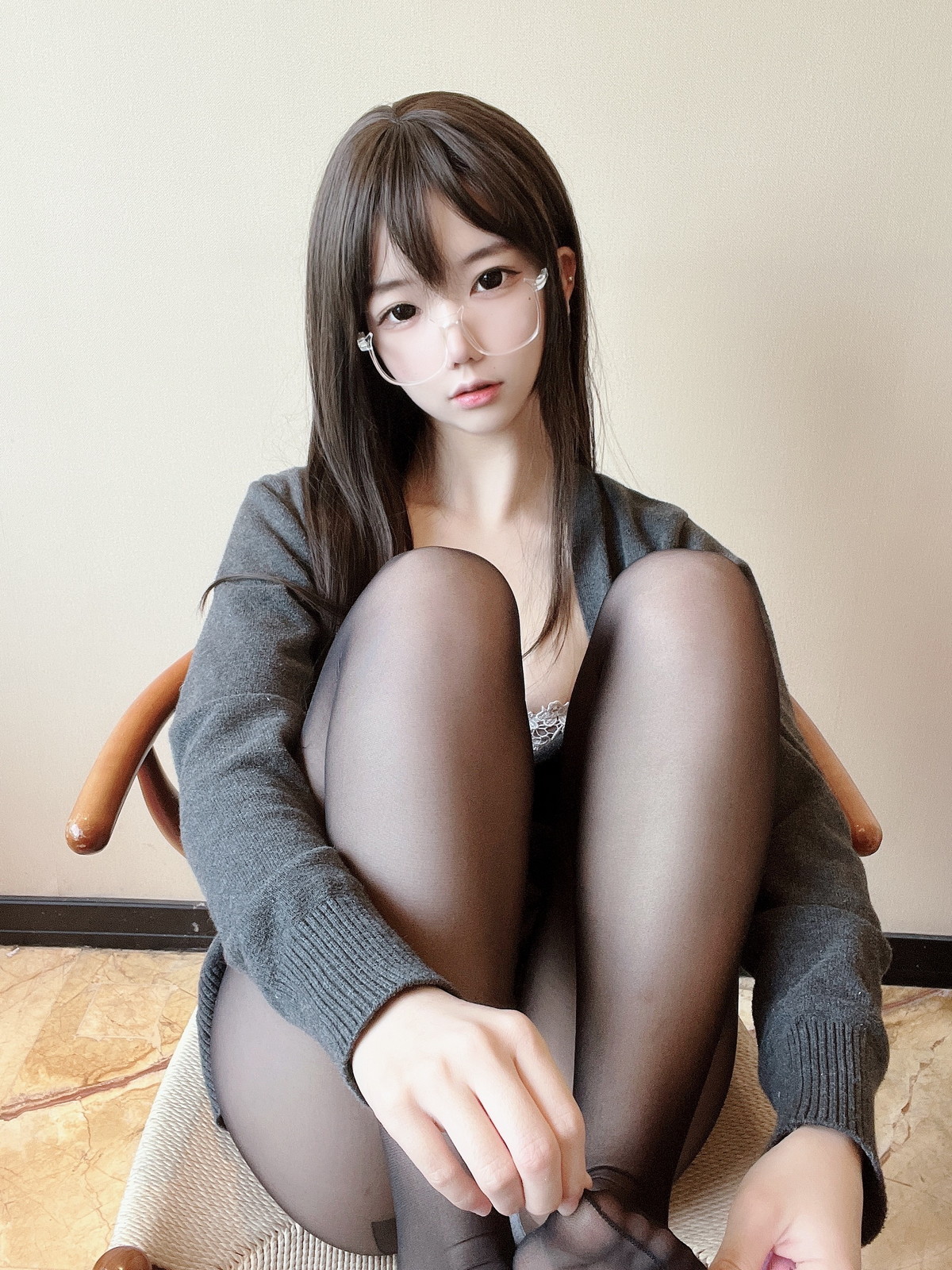 xgyw.top_网络美女莉犬酱黑丝白蕾丝主题眼镜美少女白色蕾丝内衣配超薄黑丝迷人诱惑写真51P