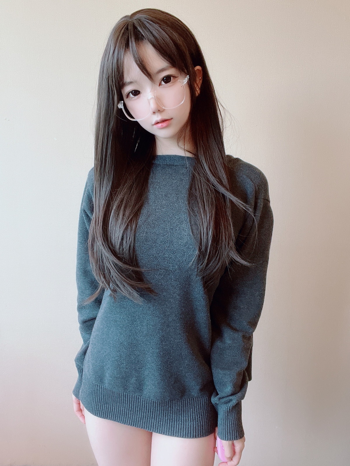 xgyw.top_网络美女莉犬酱黑丝白蕾丝主题眼镜美少女白色蕾丝内衣配超薄黑丝迷人诱惑写真51P