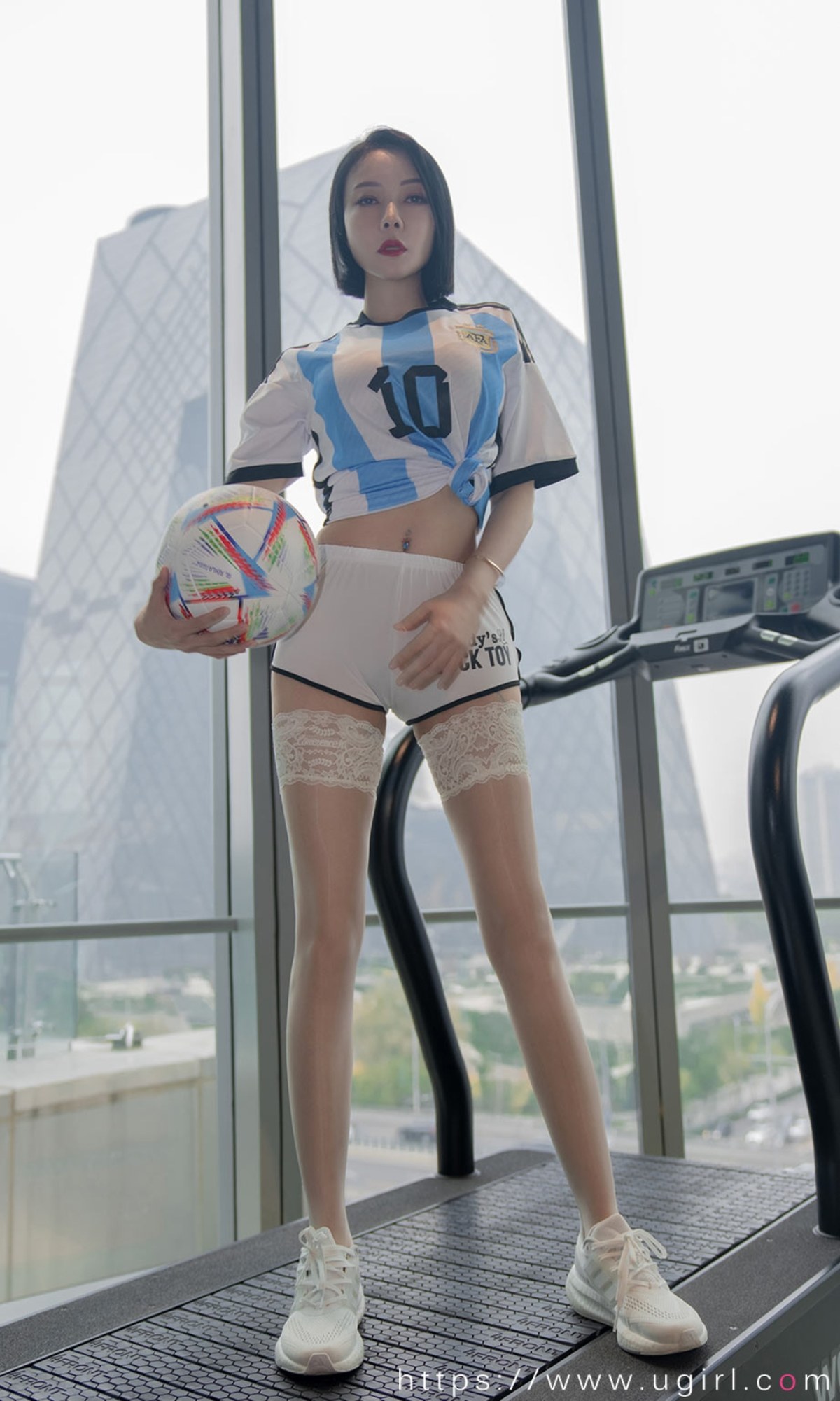 xgyw.top_[Ugirls爱尤物]No.2467_模特果儿Victoria共度世界杯主题运动球衣配蕾丝袜诱惑写真35P