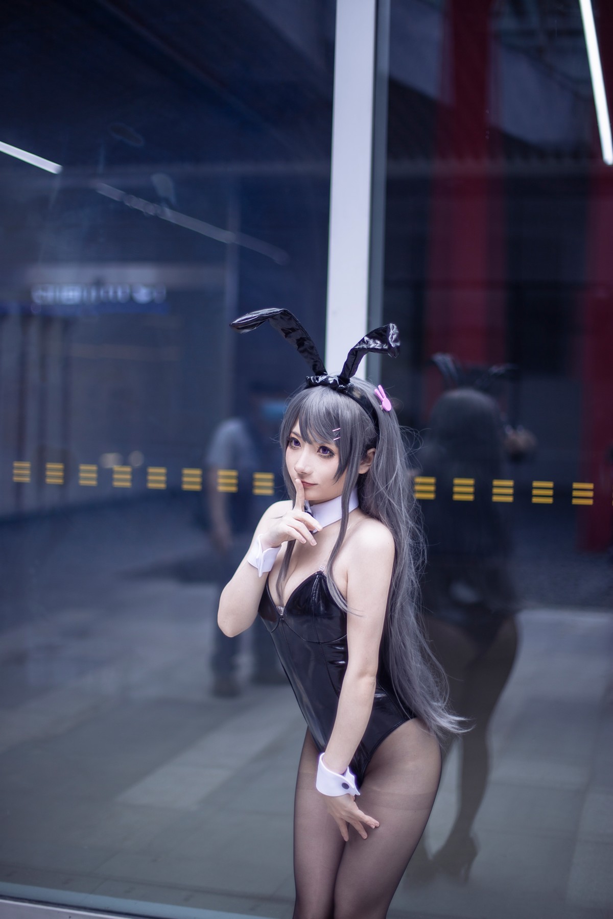 xgyw.top_网络美女是三不是世w麻衣学姐主题性感兔女郎服饰配黑色皮质连体衣诱惑写真60P
