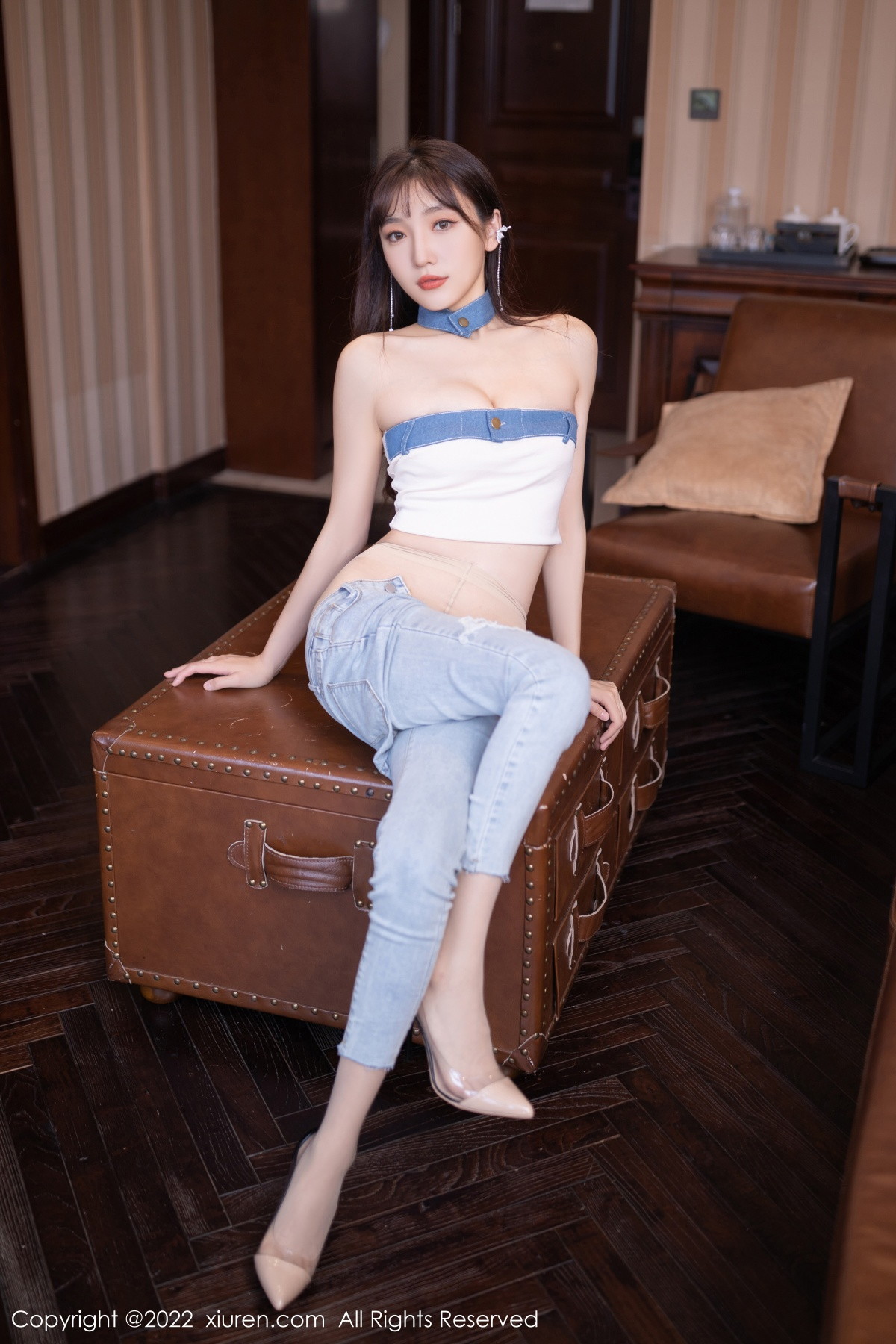 xgyw.top_XiuRen第5908期_模特陆萱萱北京旅拍半脱牛仔裤露超薄无内肉丝秀翘臀诱惑写真77P