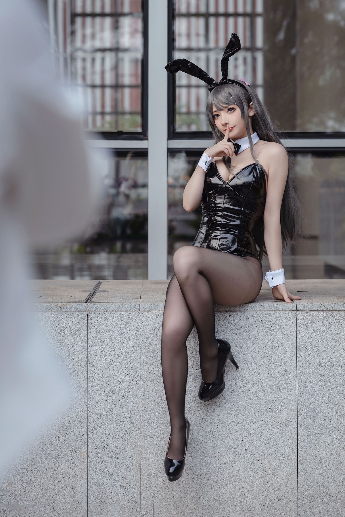 xgyw.top_网络美女是三不是世w麻衣学姐主题性感兔女郎服饰配黑色皮质连体衣诱惑写真60P