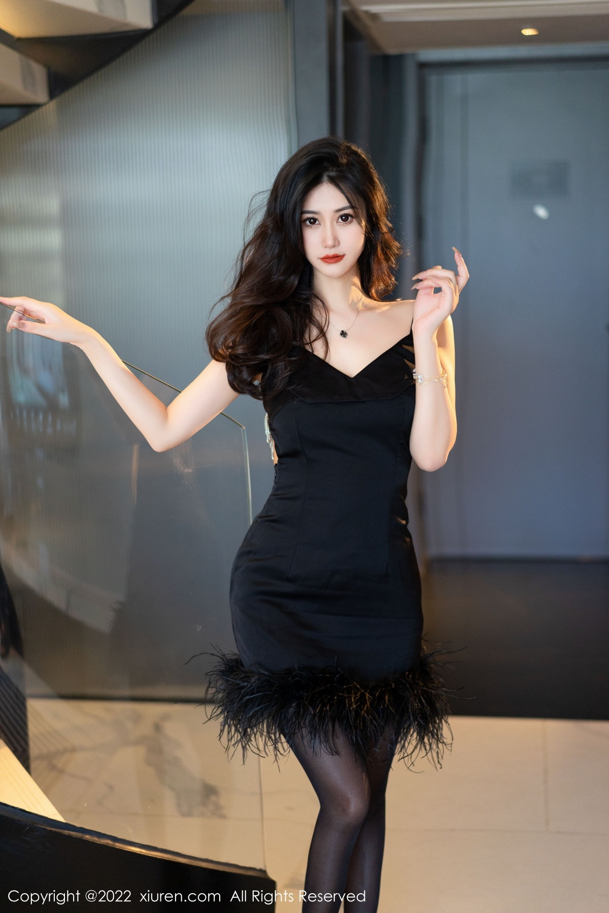 xgyw.top_XiuRen第5906期_模特laura阿姣性感黑色低胸吊带短裙配超薄黑丝秀美腿迷人写真91P