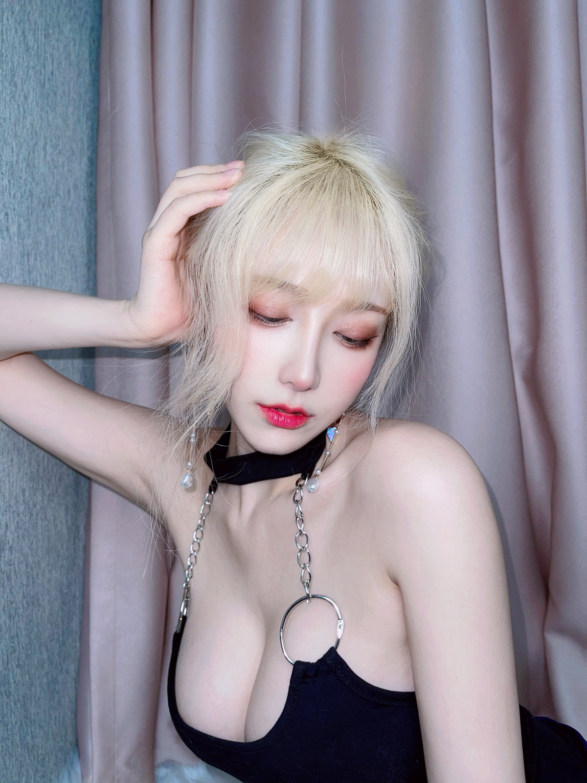 xgyw.top_人气Coser啾小妍金发芭比主题性感黑色低胸上衣配超短裙秀翘臀美腿撩人诱惑写真40P