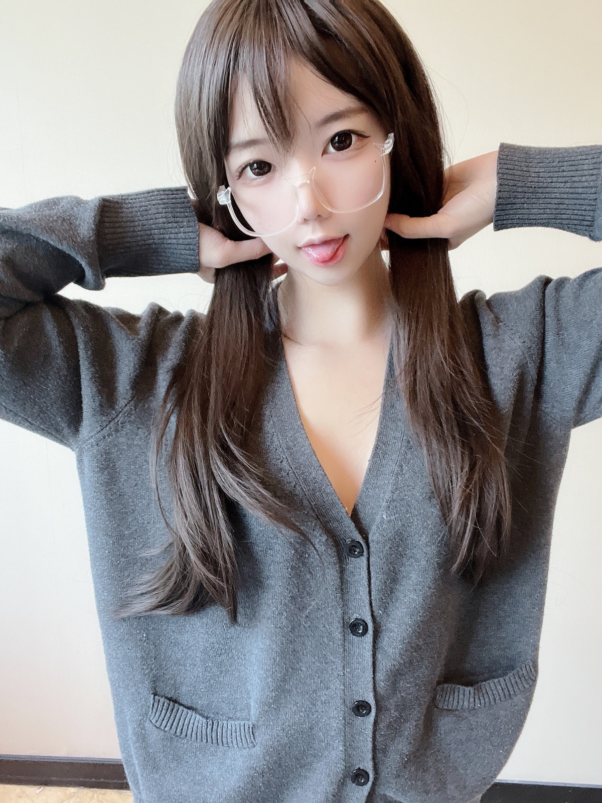xgyw.top_网络美女莉犬酱黑丝白蕾丝主题眼镜美少女白色蕾丝内衣配超薄黑丝迷人诱惑写真51P