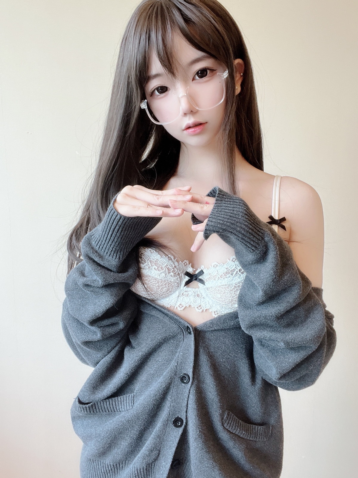 xgyw.top_网络美女莉犬酱黑丝白蕾丝主题眼镜美少女白色蕾丝内衣配超薄黑丝迷人诱惑写真51P