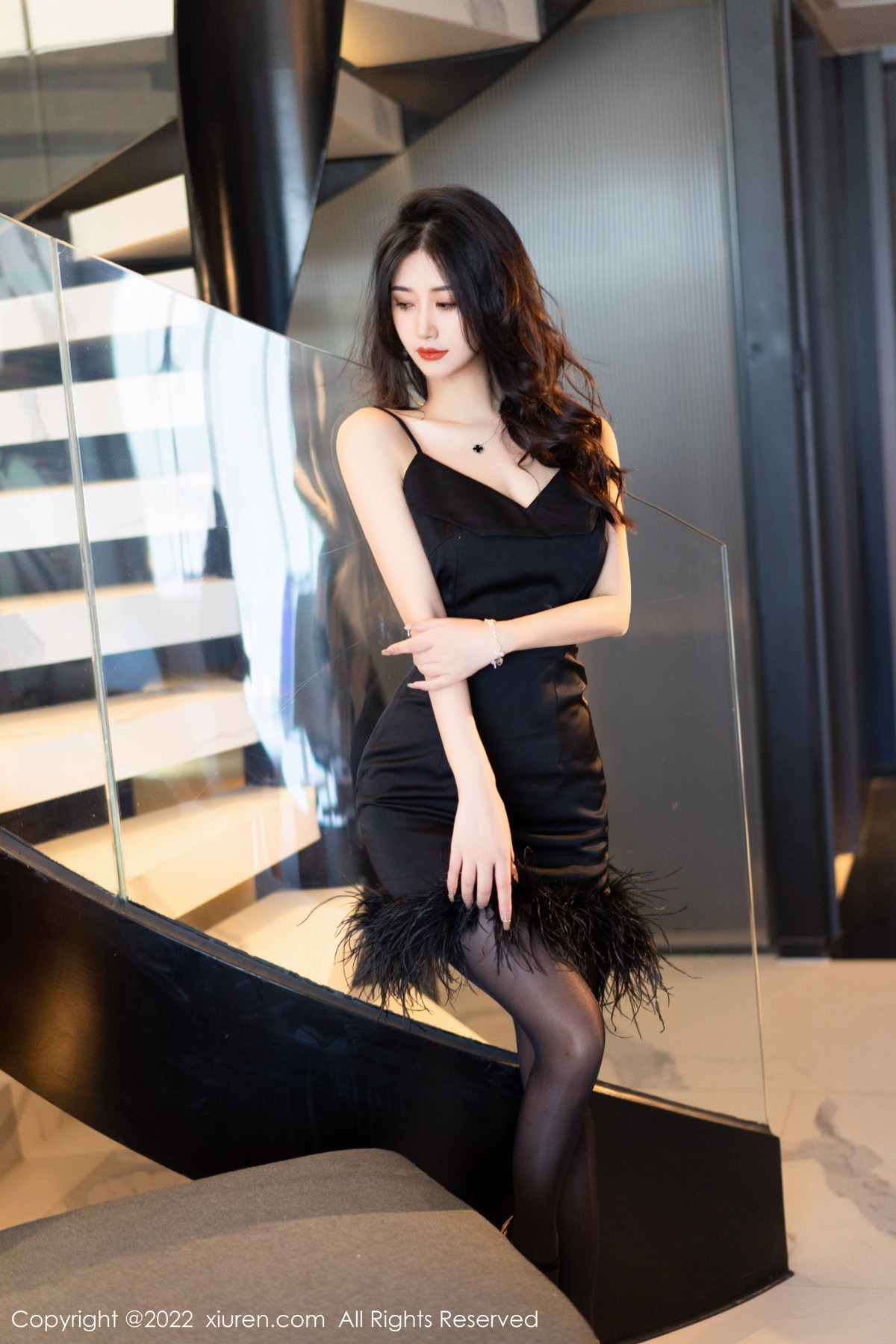 xgyw.top_XiuRen第5906期_模特laura阿姣性感黑色低胸吊带短裙配超薄黑丝秀美腿迷人写真91P