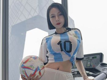 [Ugirls爱极品]No.2467_车模果儿Victoria共度世界杯主题运动球衣配蕾丝袜骚扰写真35P