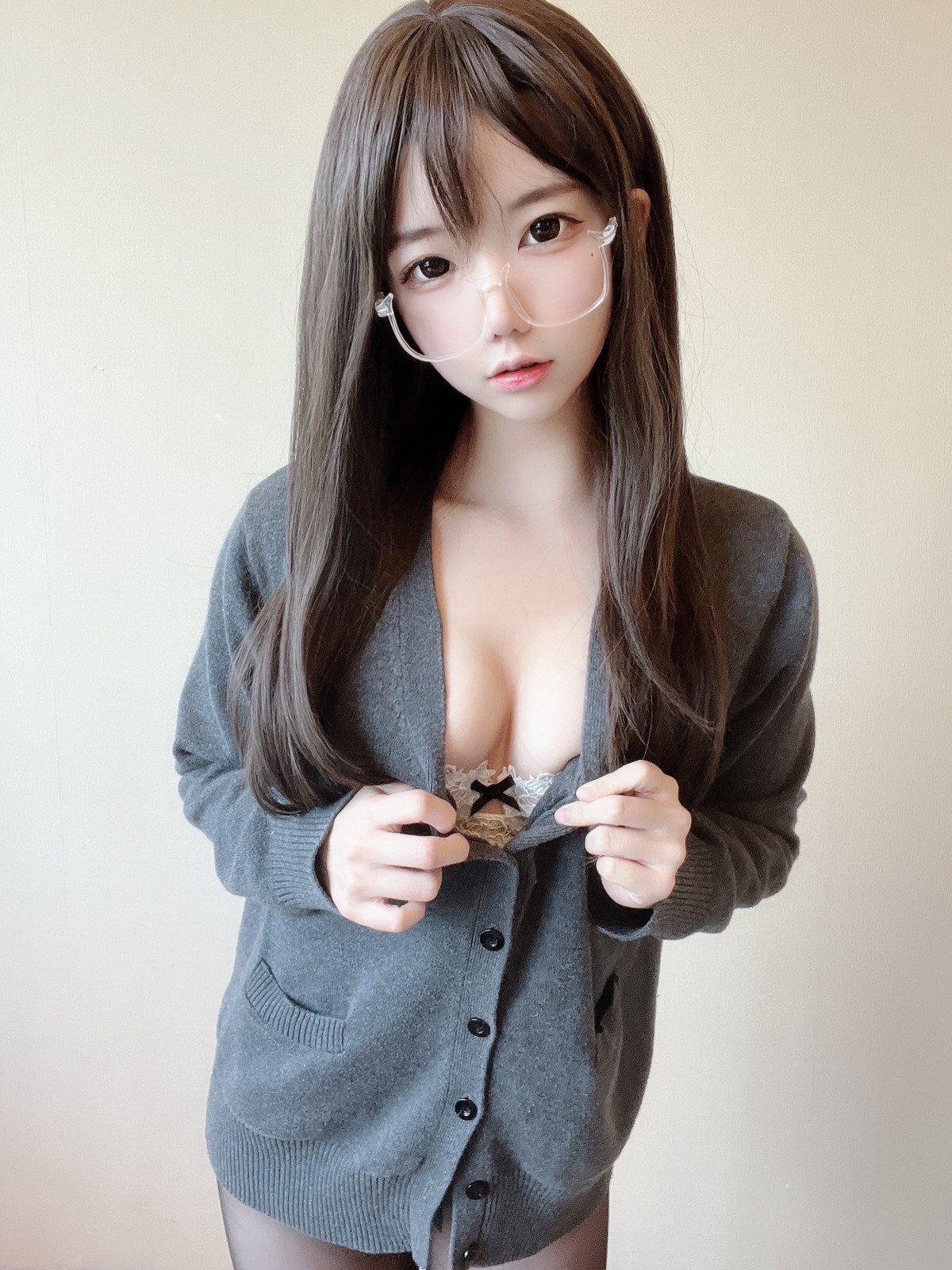 xgyw.top_网络美女莉犬酱黑丝白蕾丝主题眼镜美少女白色蕾丝内衣配超薄黑丝迷人诱惑写真51P