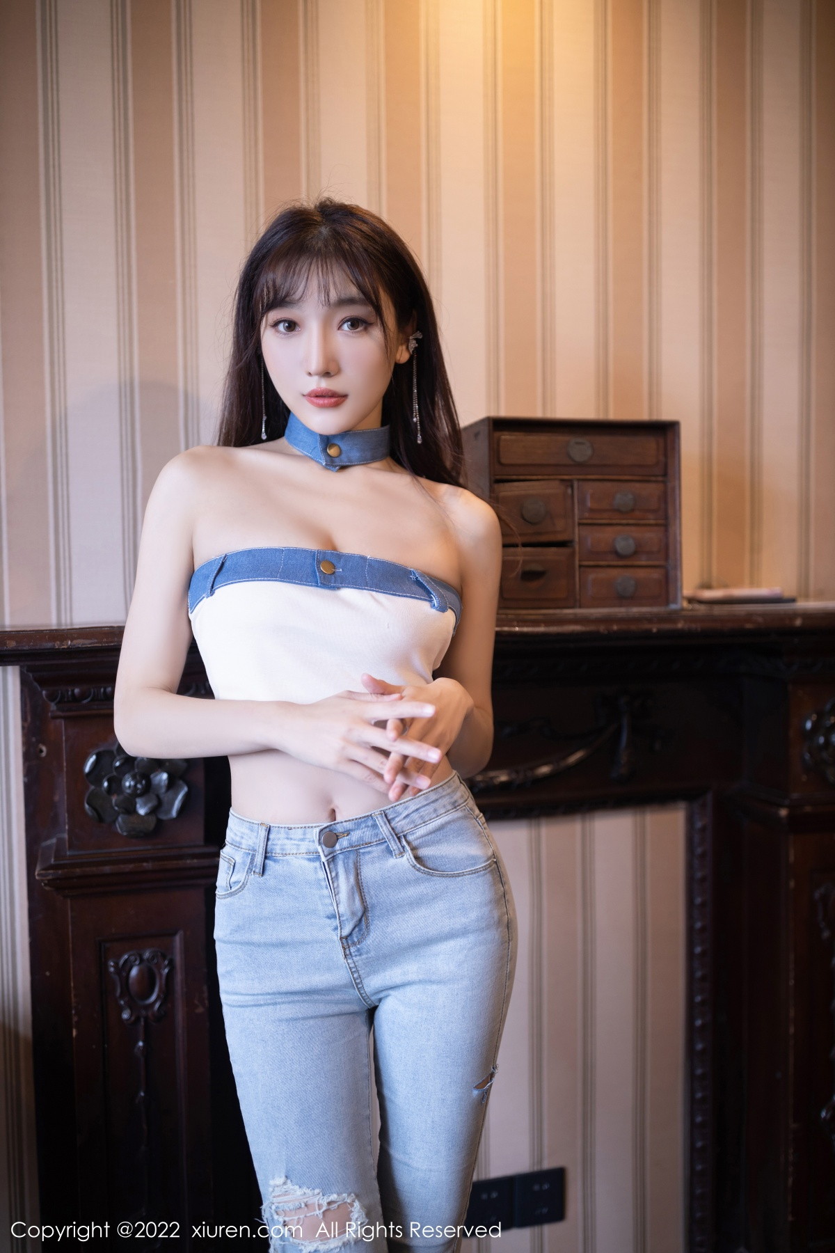 xgyw.top_XiuRen第5908期_模特陆萱萱北京旅拍半脱牛仔裤露超薄无内肉丝秀翘臀诱惑写真77P