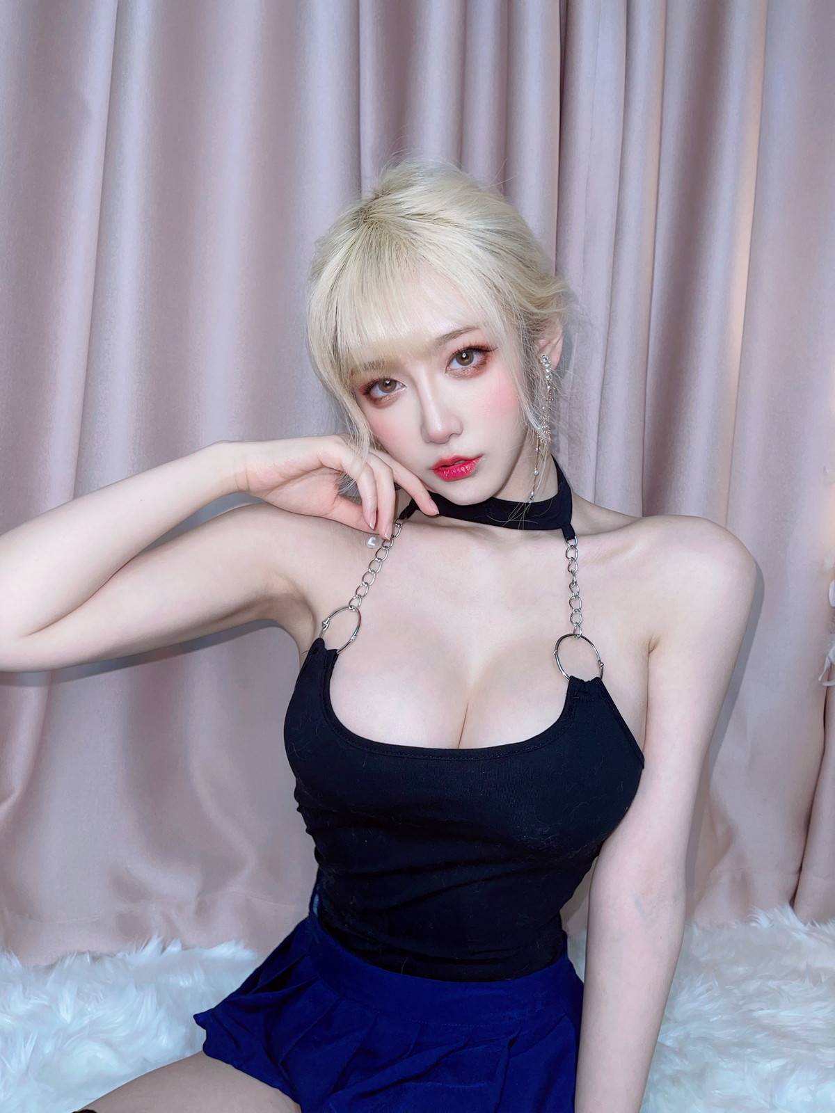 xgyw.top_人气Coser啾小妍金发芭比主题性感黑色低胸上衣配超短裙秀翘臀美腿撩人诱惑写真40P