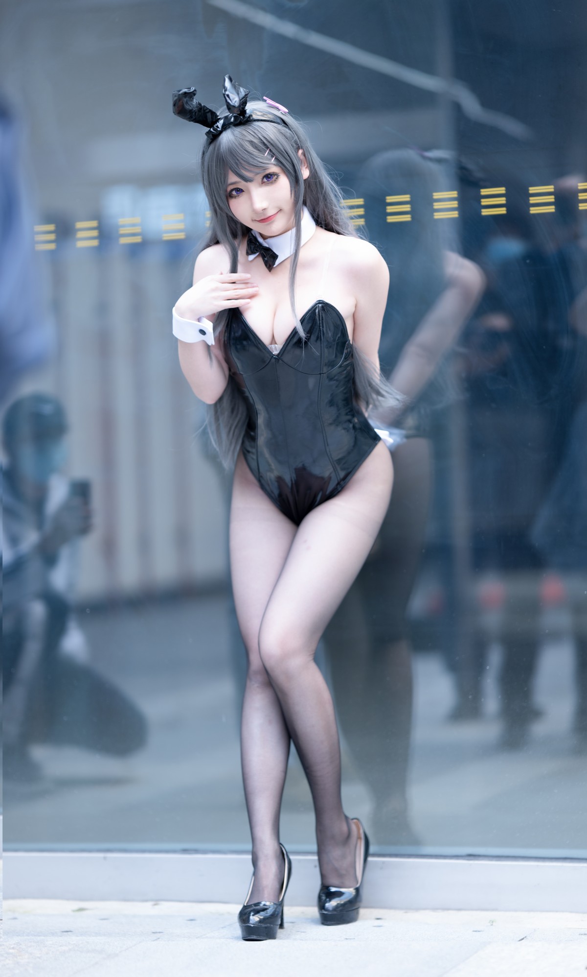 xgyw.top_网络美女是三不是世w麻衣学姐主题性感兔女郎服饰配黑色皮质连体衣诱惑写真60P